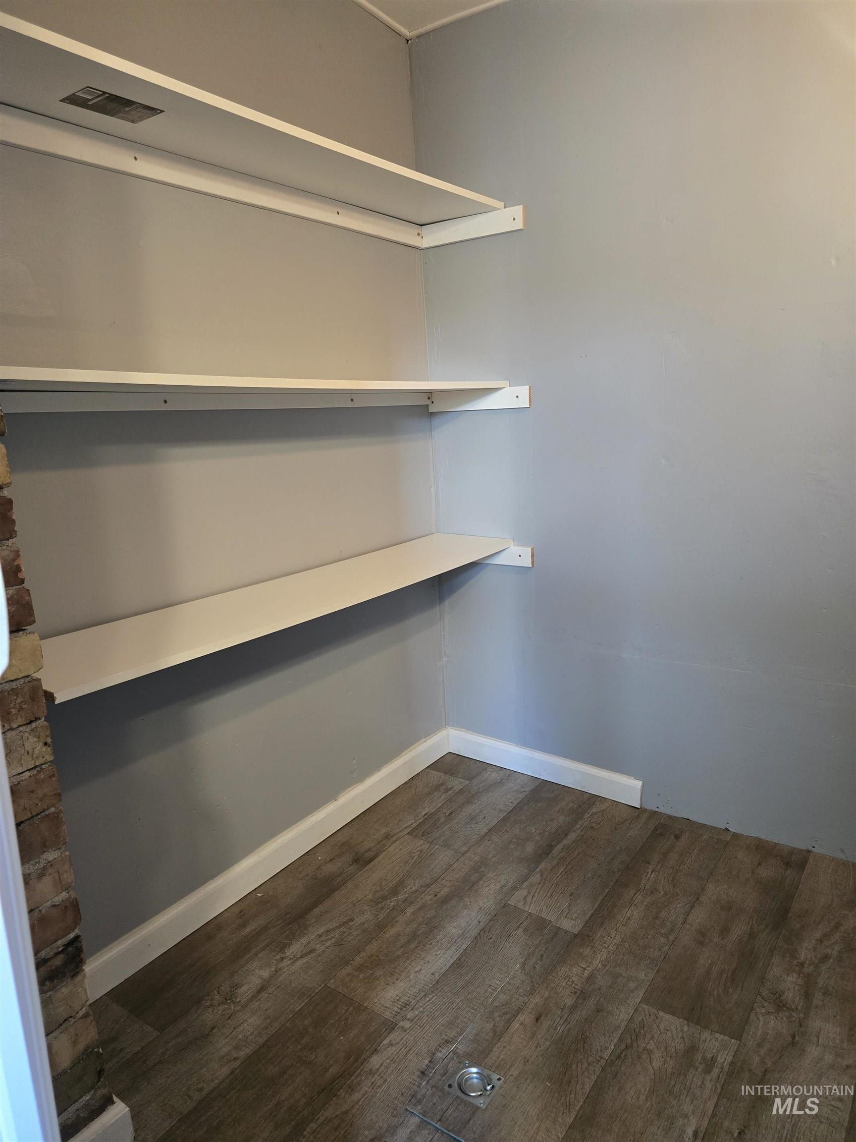 1051 Almo Property Photo 5