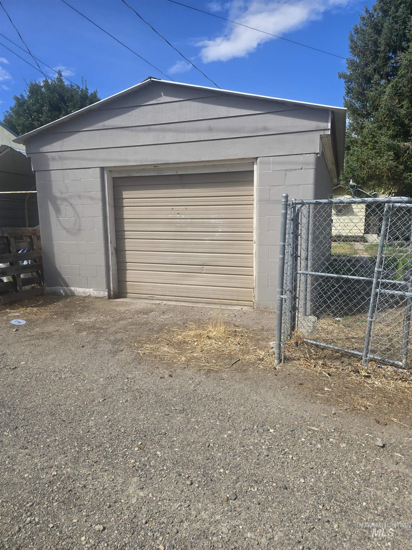 1051 Almo Property Photo 17