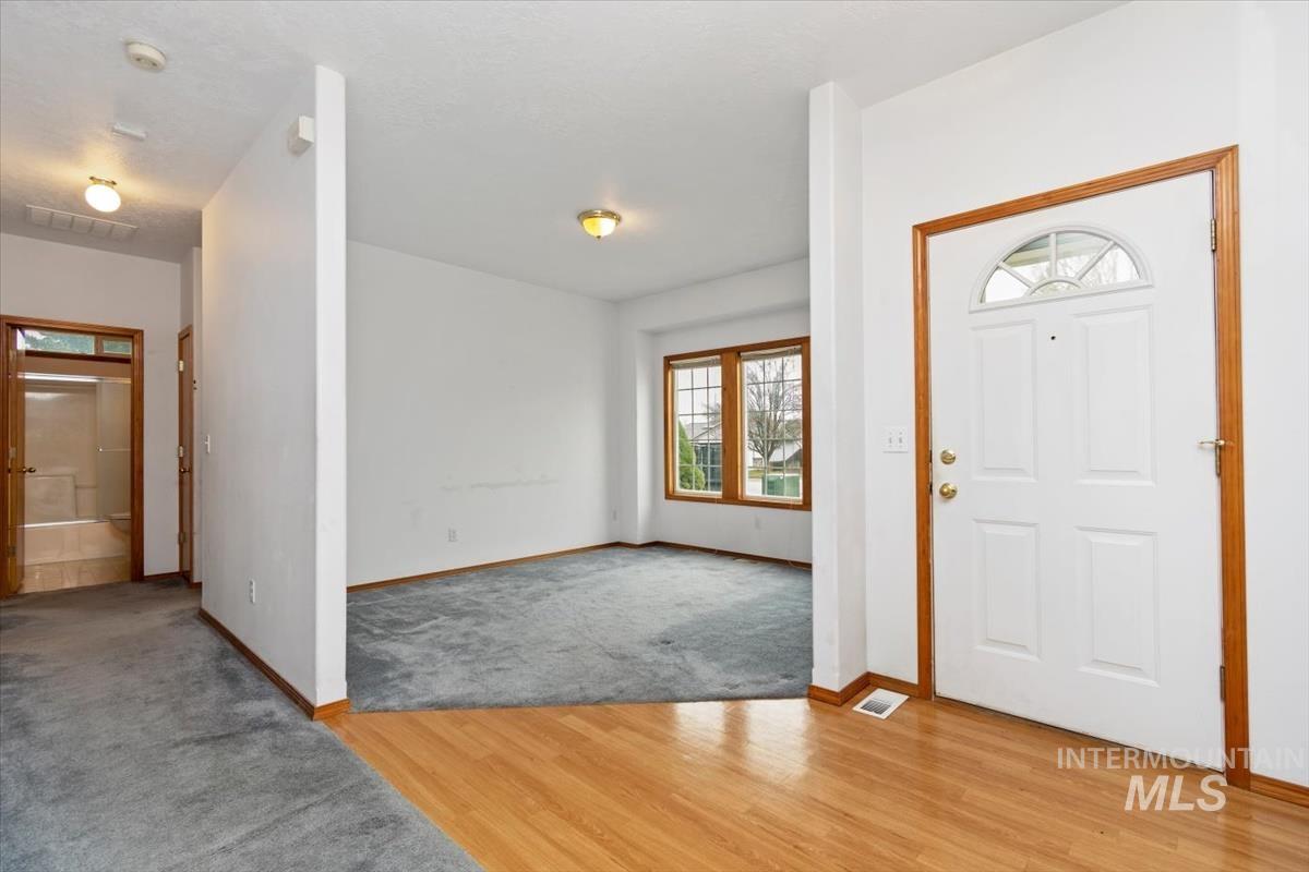 2305 E Oakridge St Property Photo 3