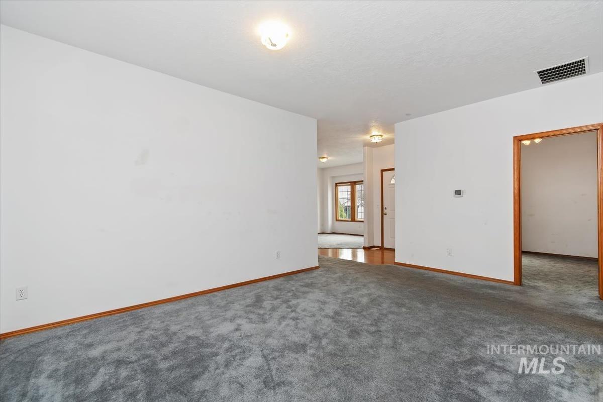 2305 E Oakridge St Property Photo 5