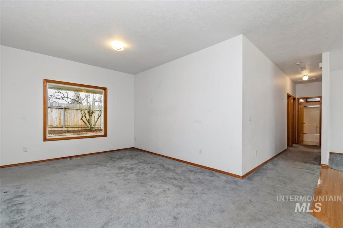 2305 E Oakridge St Property Photo 6