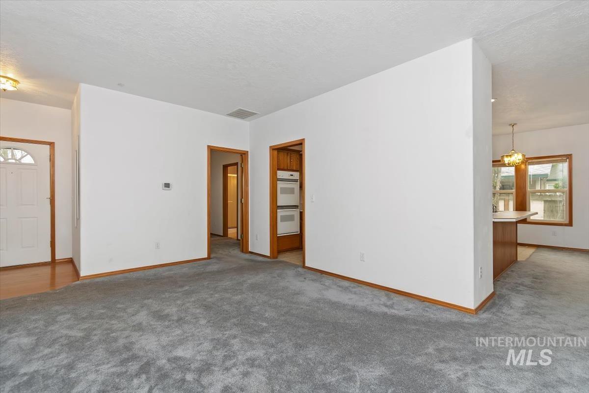 2305 E Oakridge St Property Photo 7