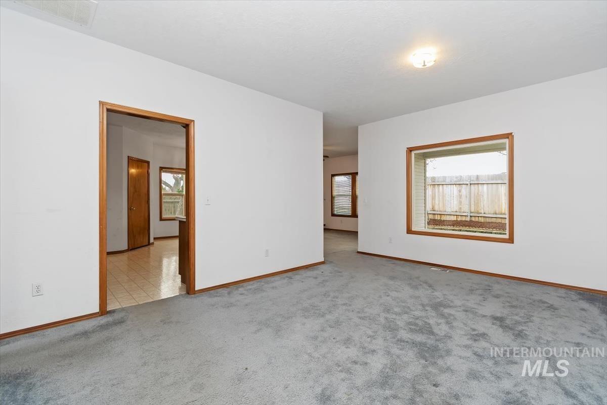 2305 E Oakridge St Property Photo 8