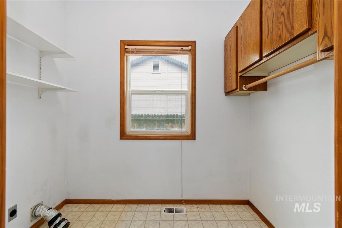 2305 E Oakridge St Property Photo 21