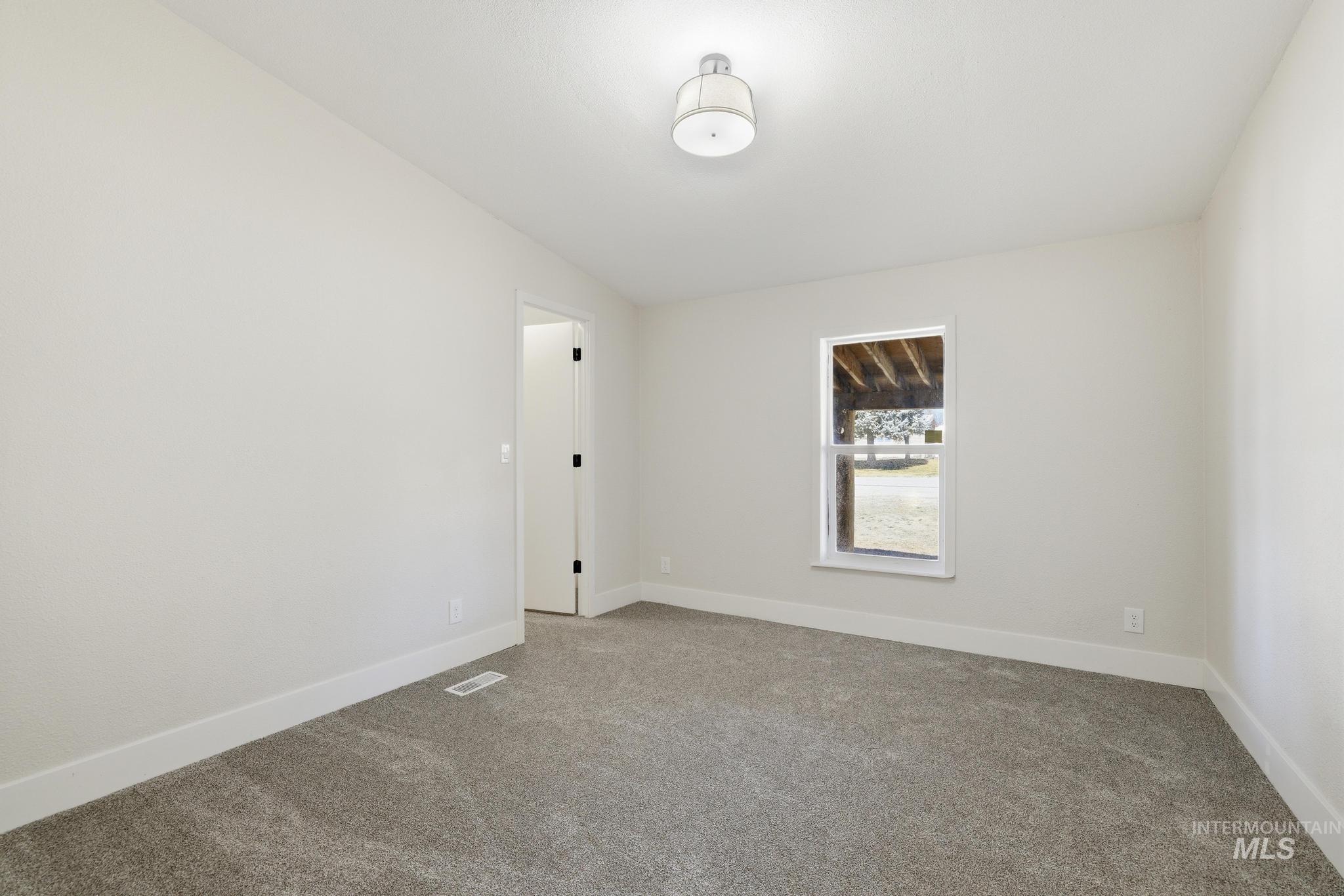185 E Lincoln Property Photo 18