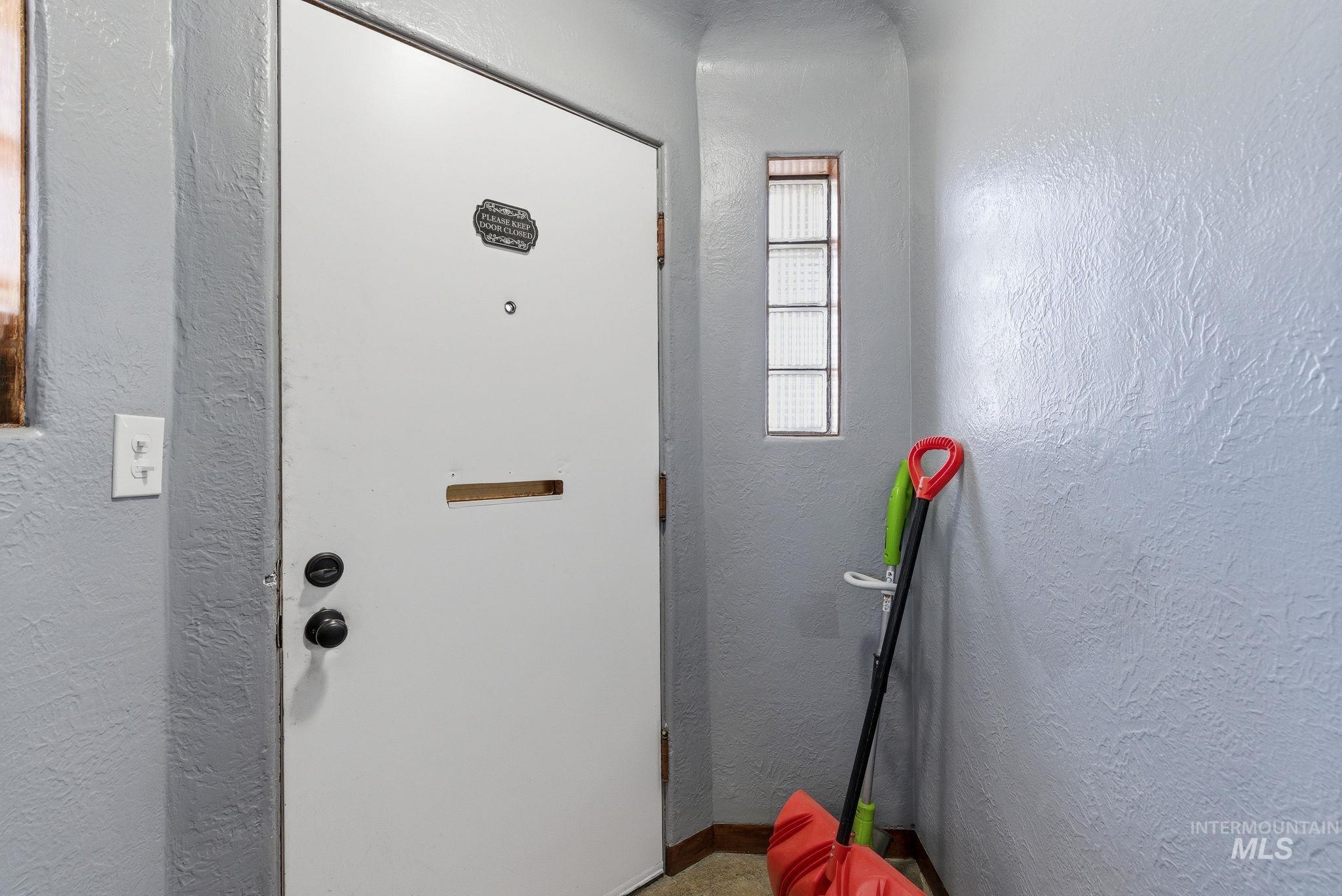123 S Holly St Property Photo 3
