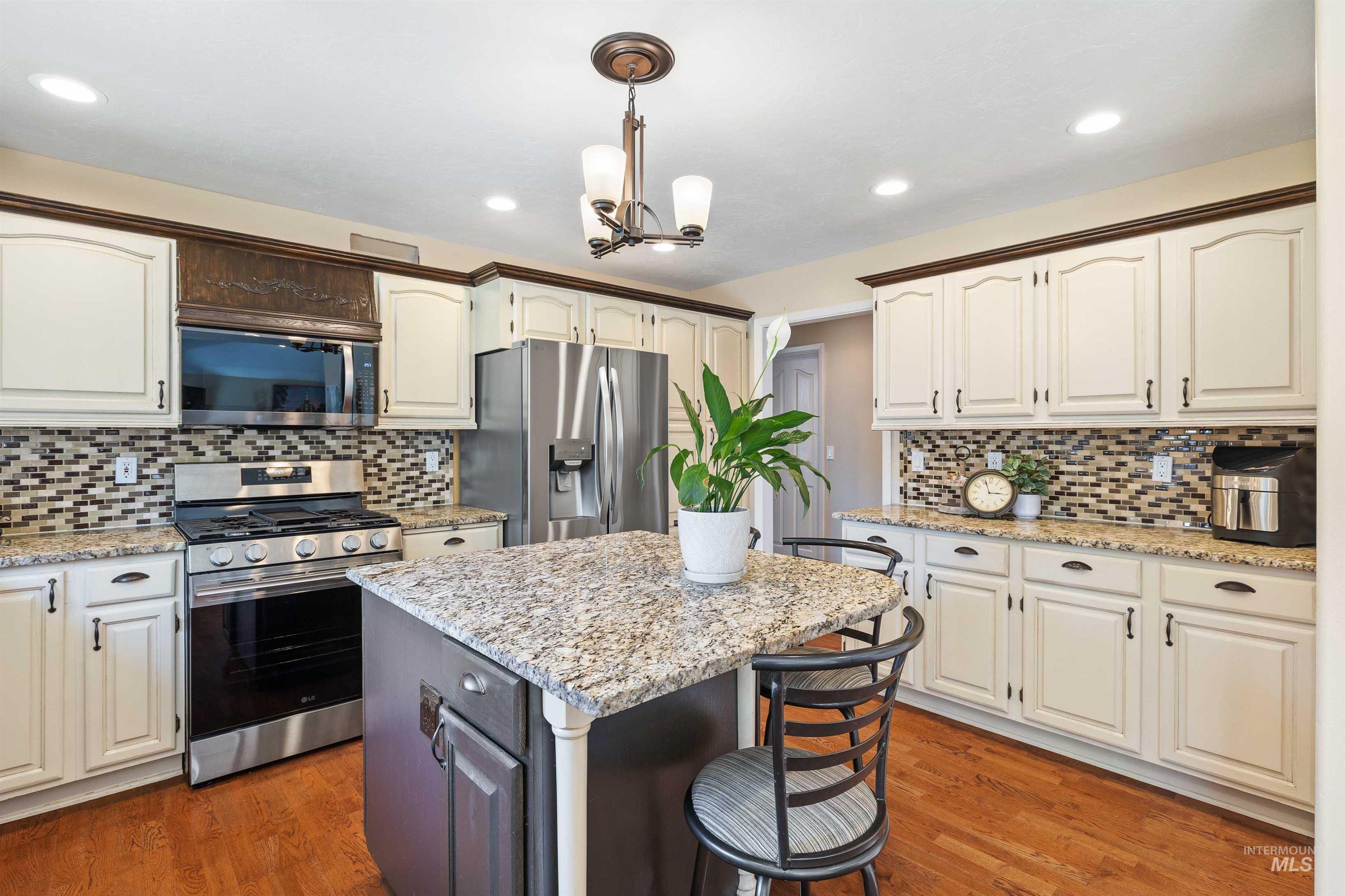 2028 Candleridge Drive Property Photo 3
