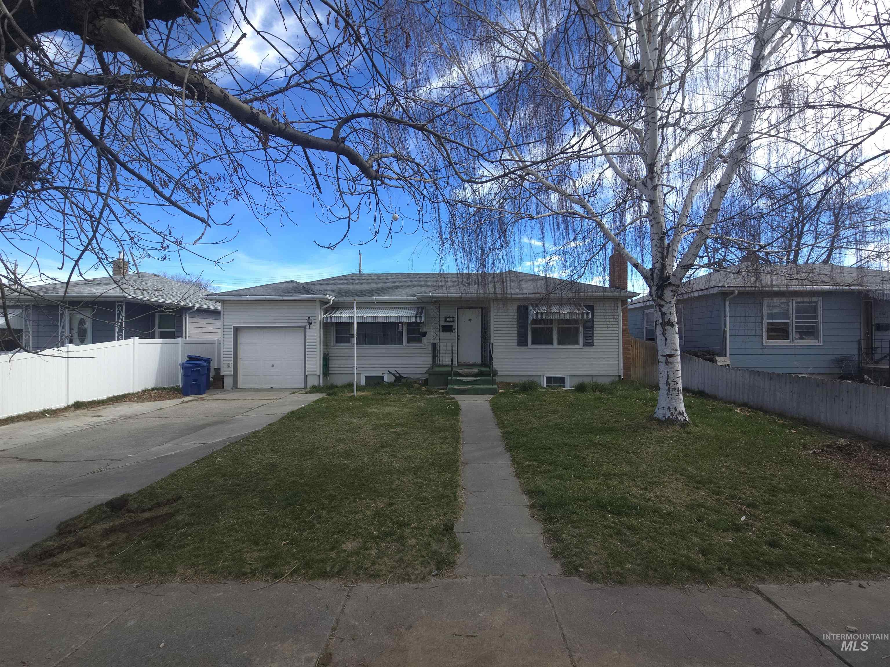 458 Rose St. N Property Photo 1