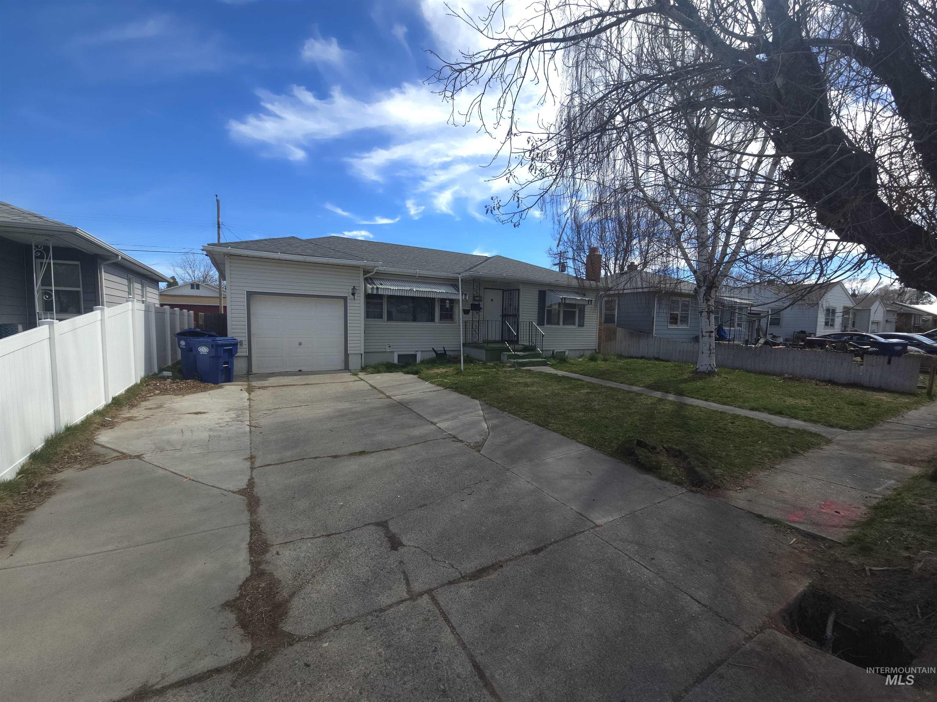 458 Rose St. N Property Photo 2