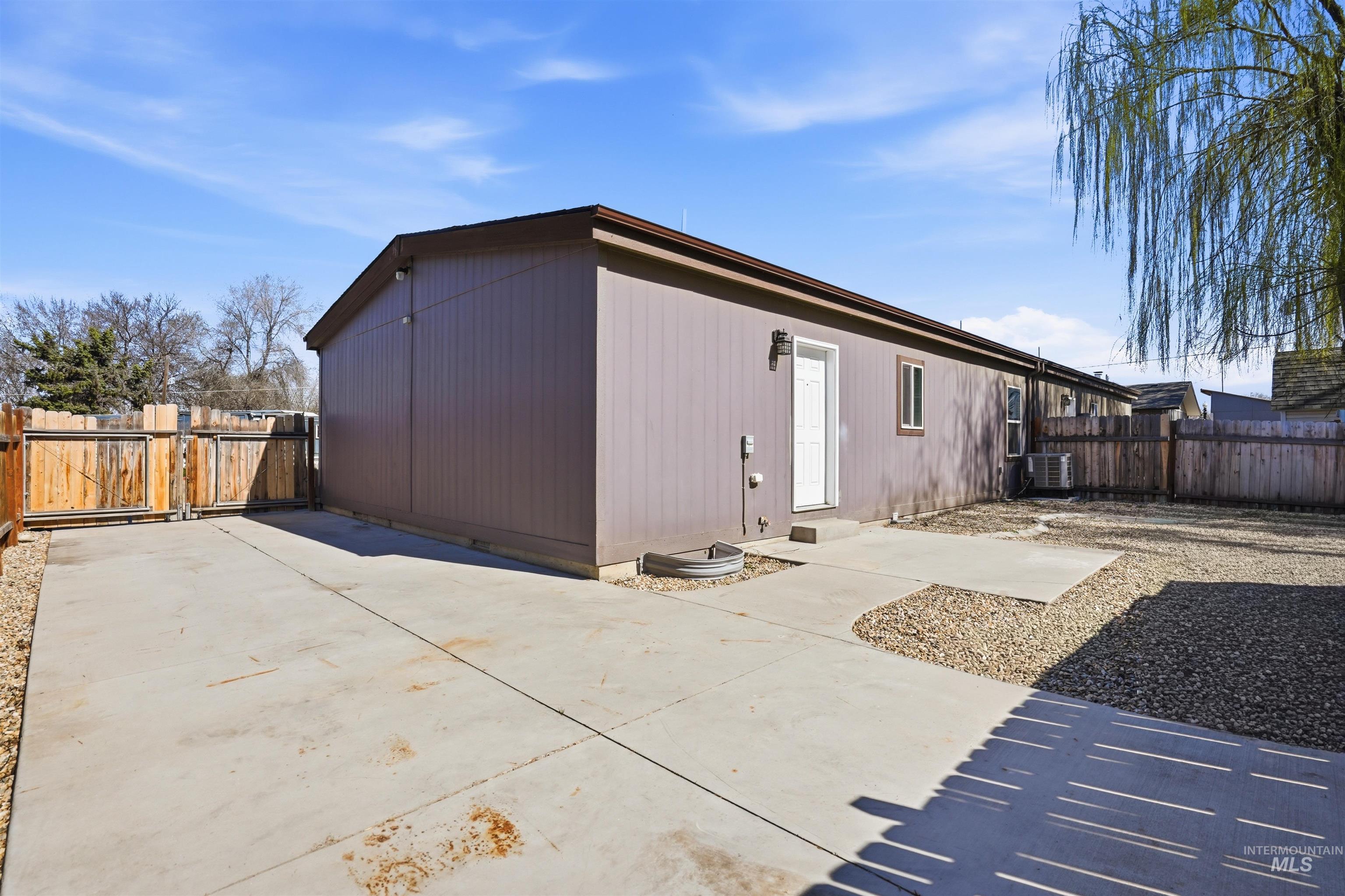 352 & 374 E Idaho St Property Photo 44