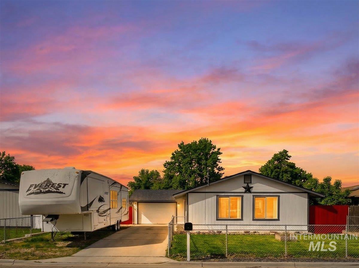 1405 N La Cresta Ave Property Photo 1