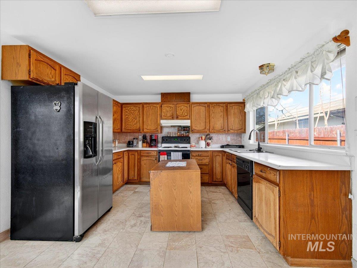 1405 N La Cresta Ave Property Photo 9