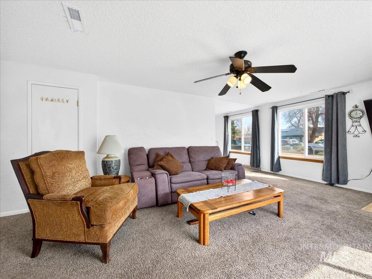 1405 N La Cresta Ave Property Photo 23