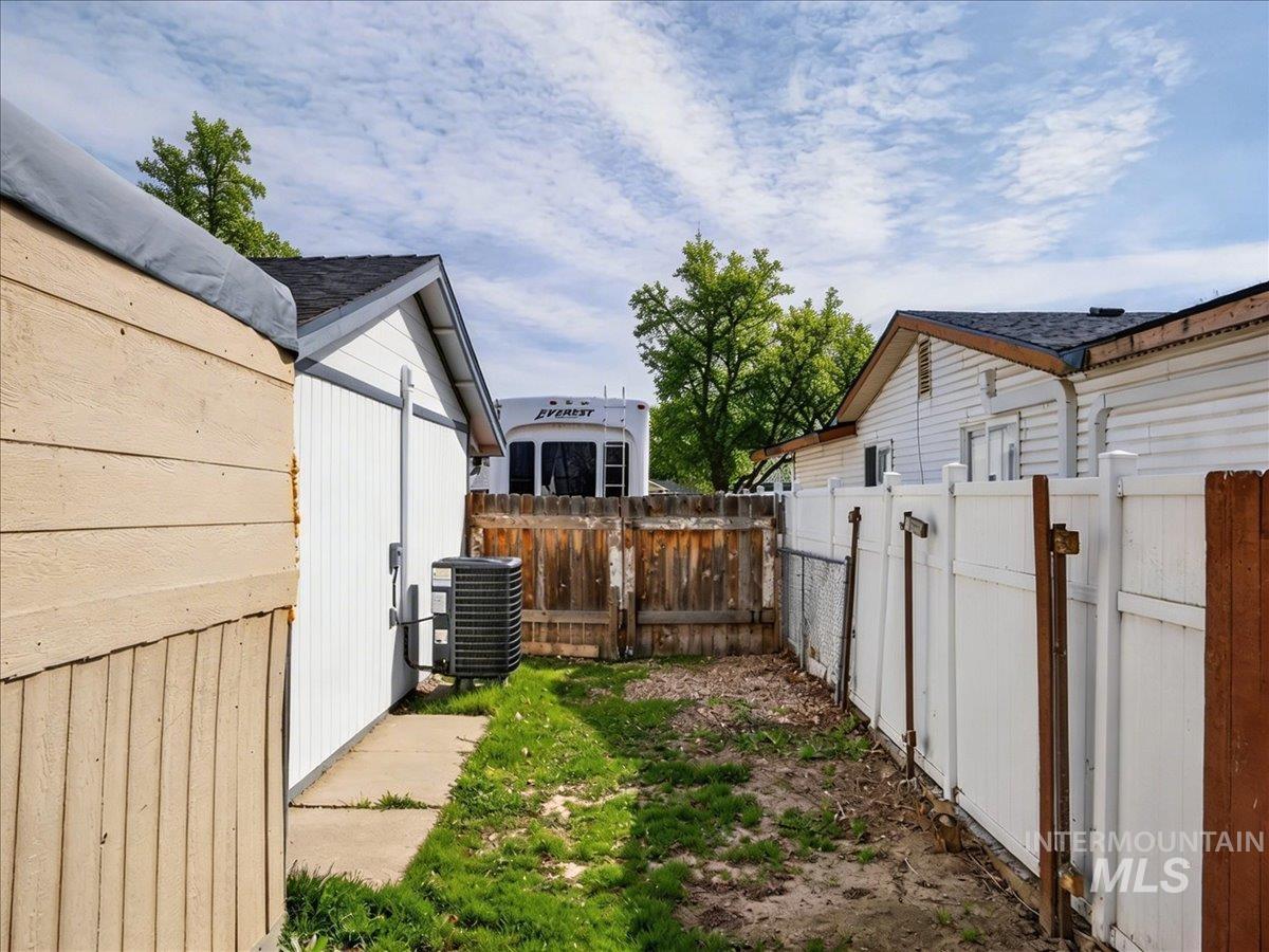 1405 N La Cresta Ave Property Photo 43