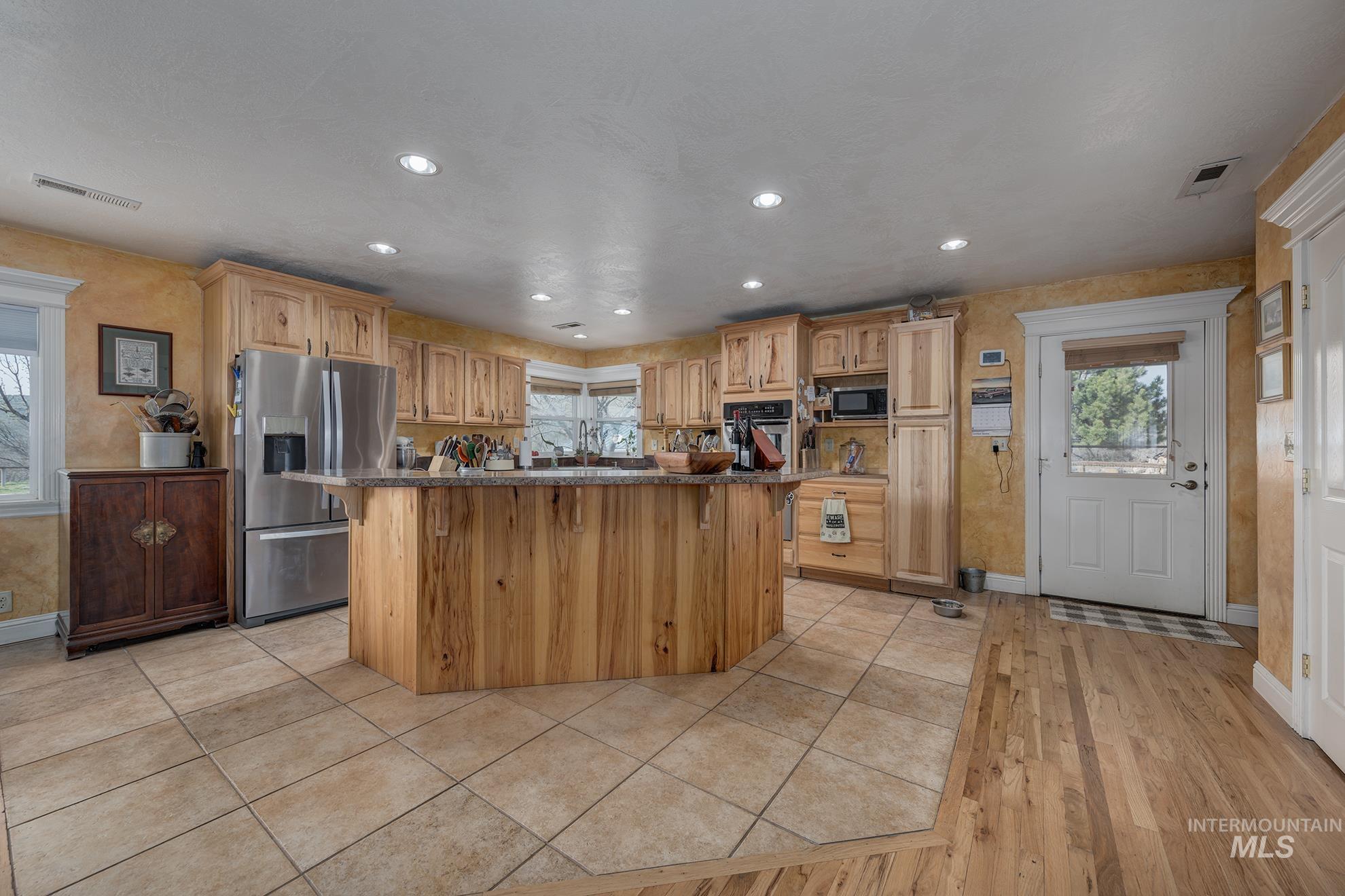 4073 Lincoln Dr Property Photo 4