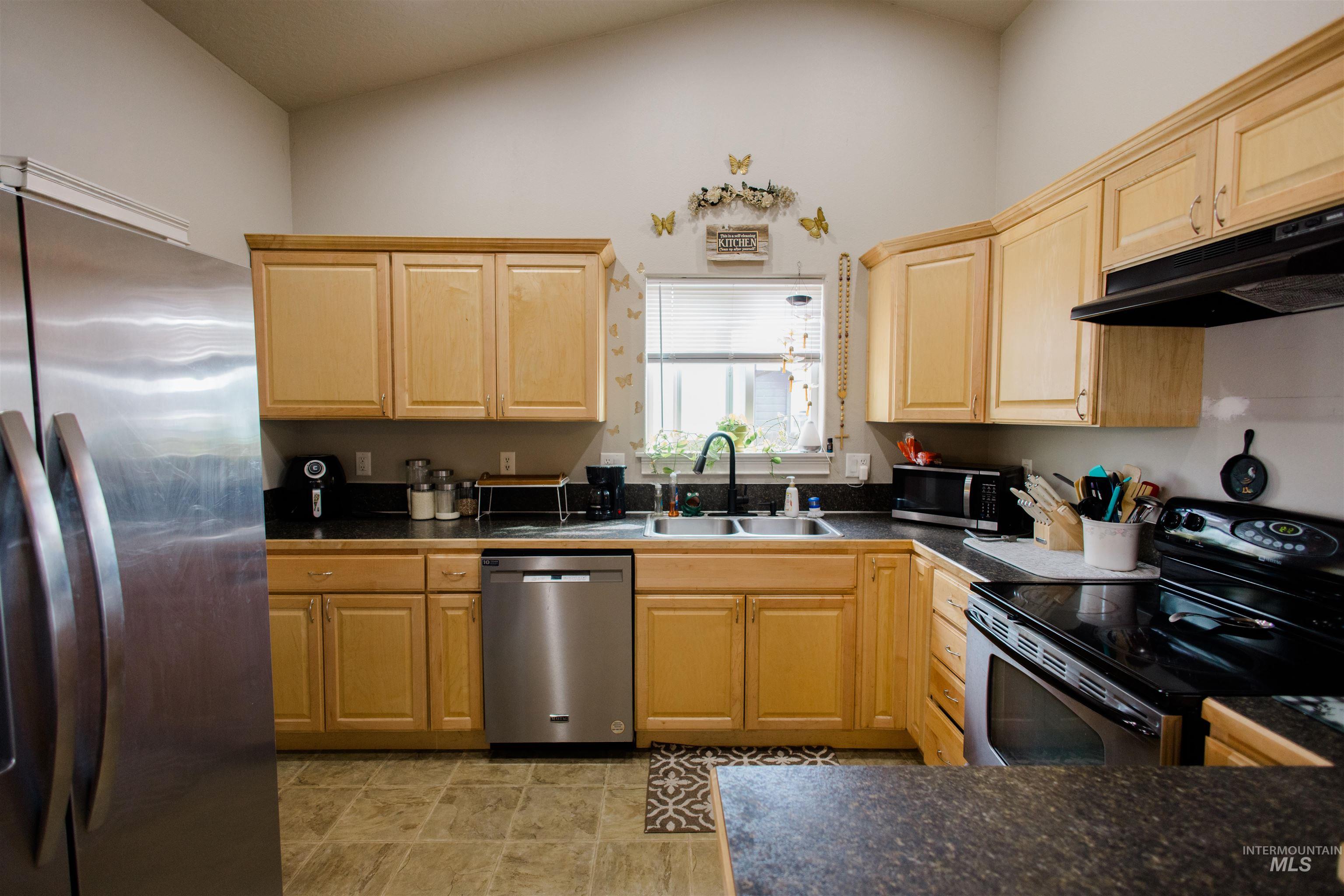 151 Ne Malad Ct. Property Photo 2
