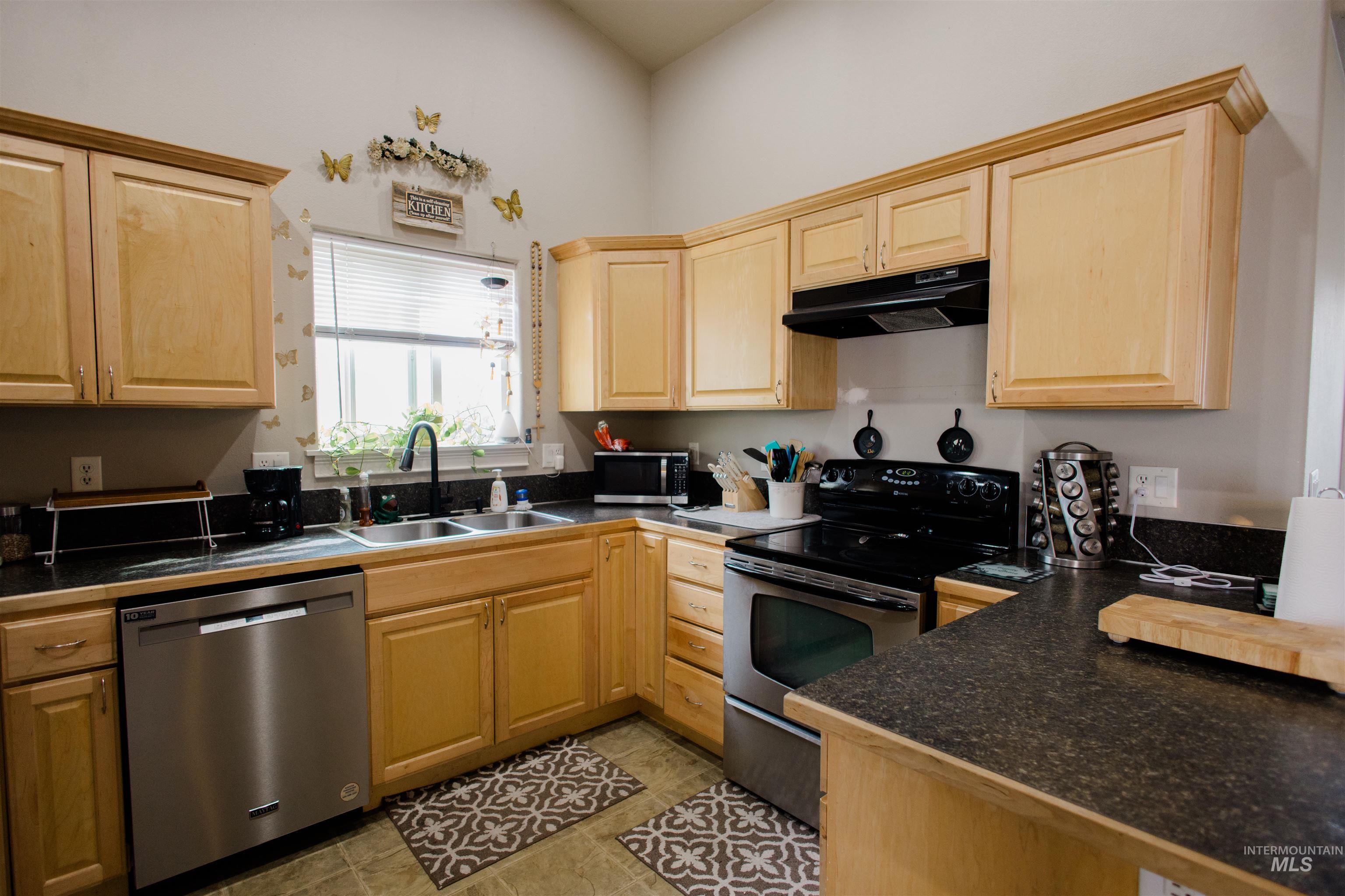 151 Ne Malad Ct. Property Photo 4