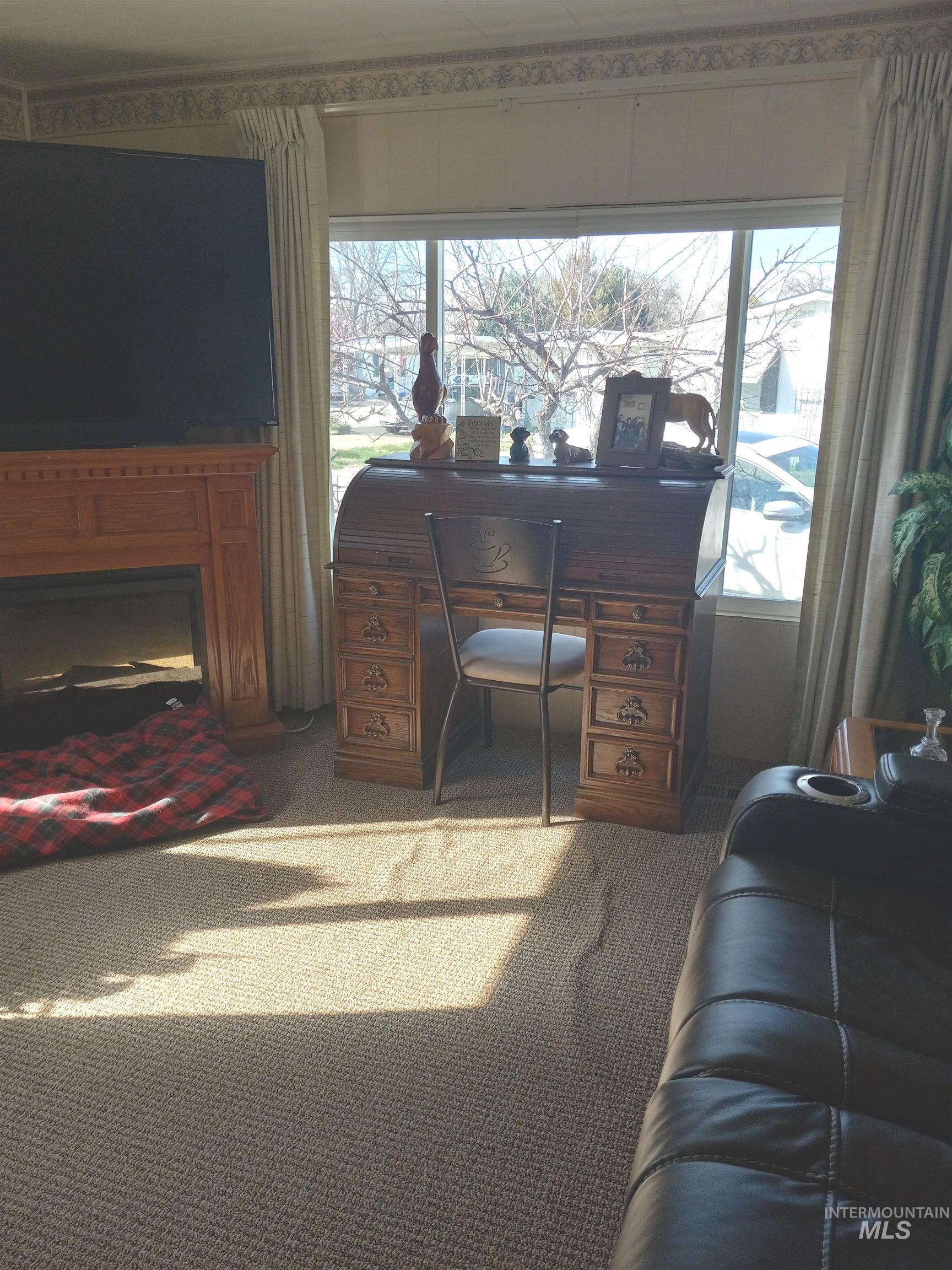 2205 E Linden Property Photo 4