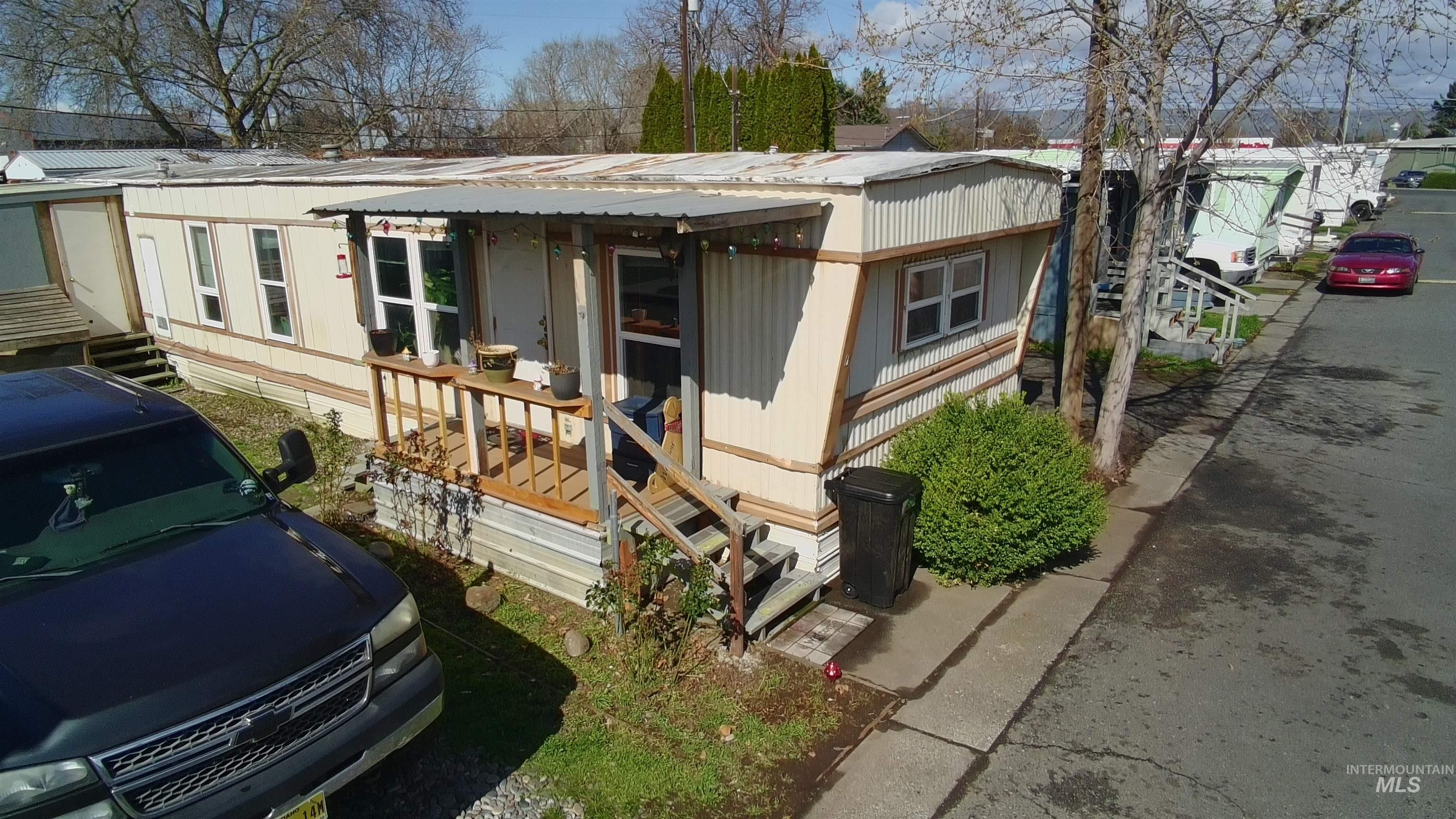 928 Warner Ave Property Photo 2
