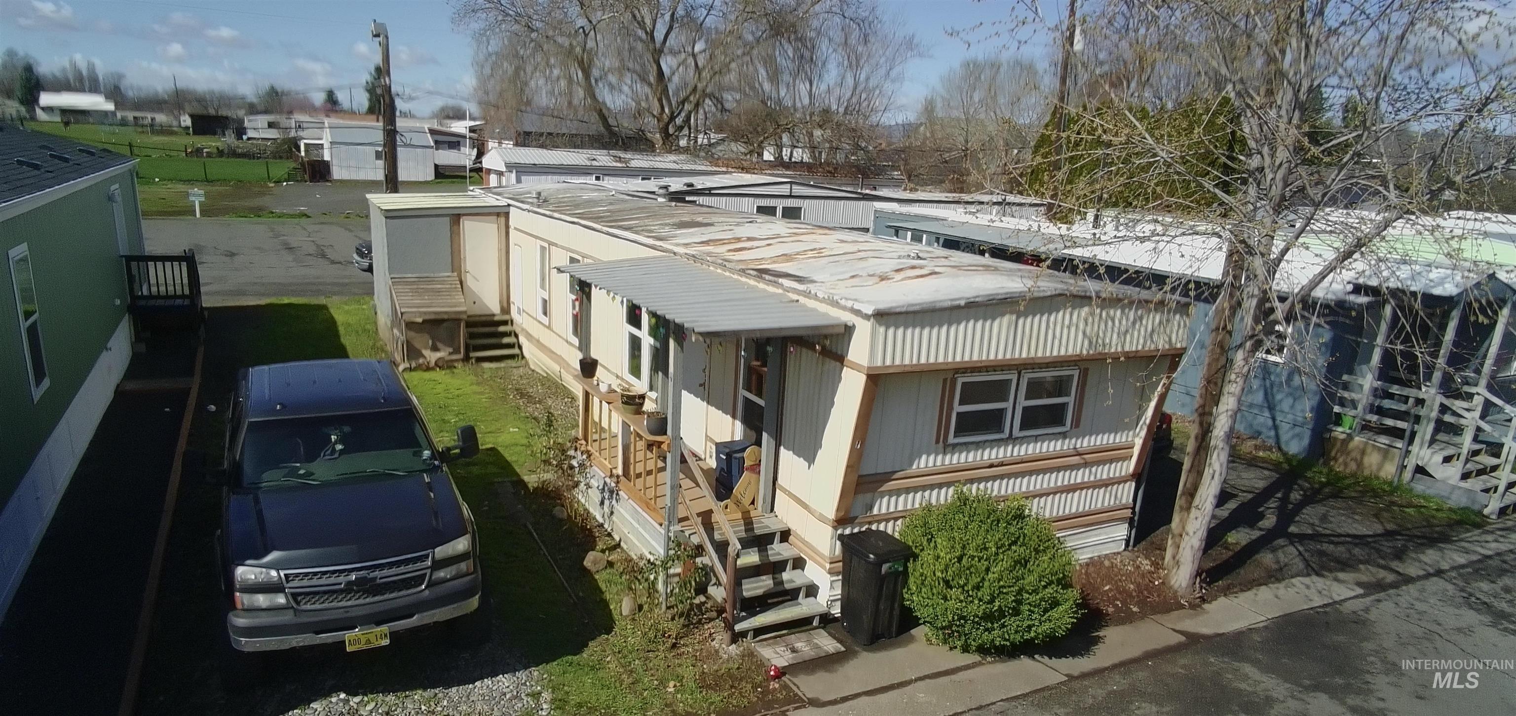 928 Warner Ave Property Photo 3