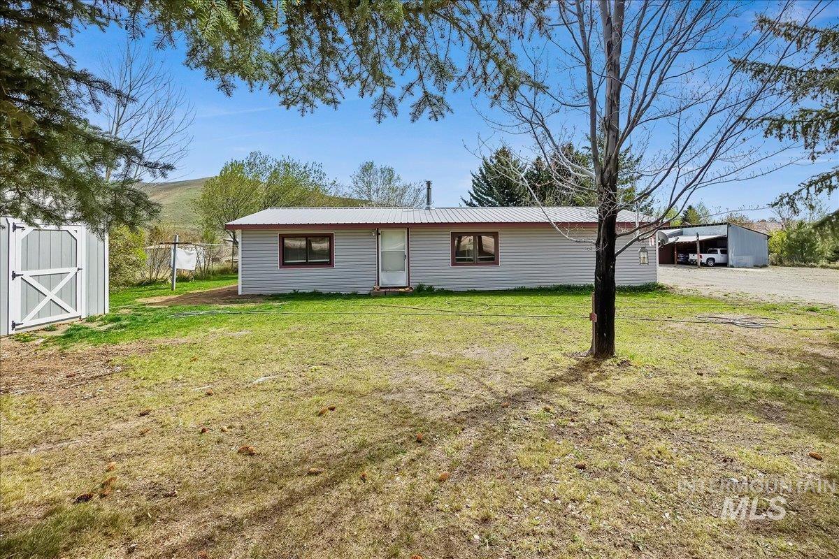 102 Willow Creek Rd Property Photo 1