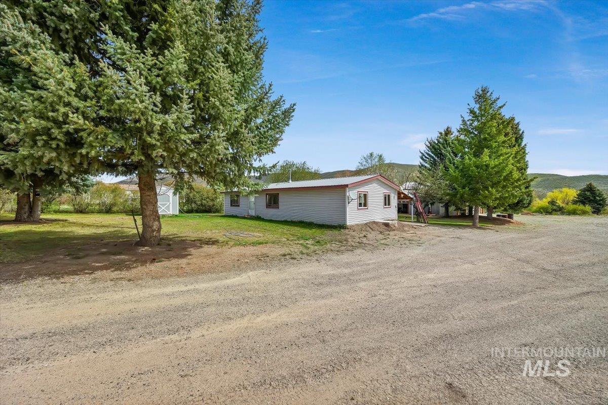 102 Willow Creek Rd Property Photo 2