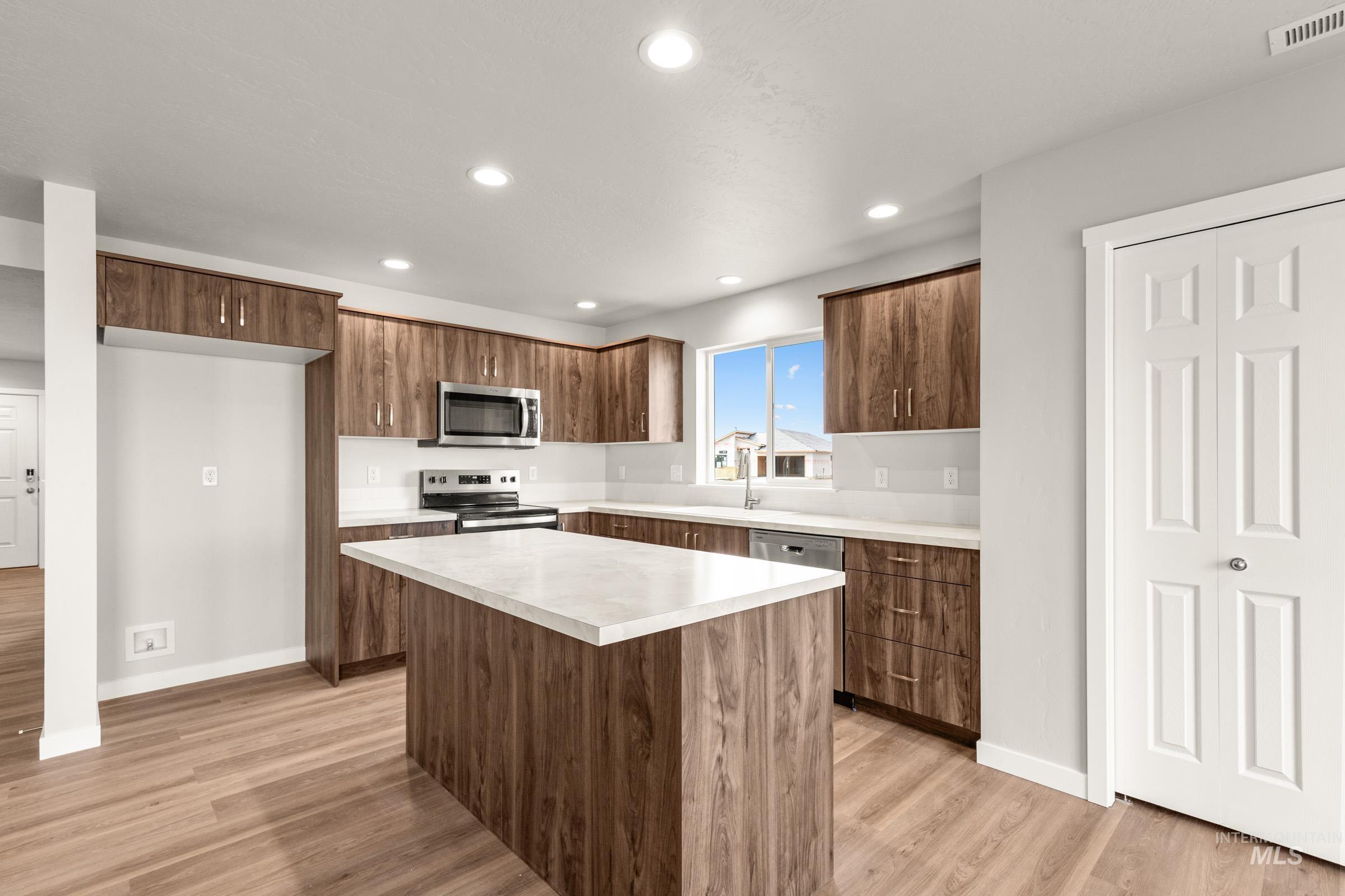13704 Redway Ct Property Photo 4