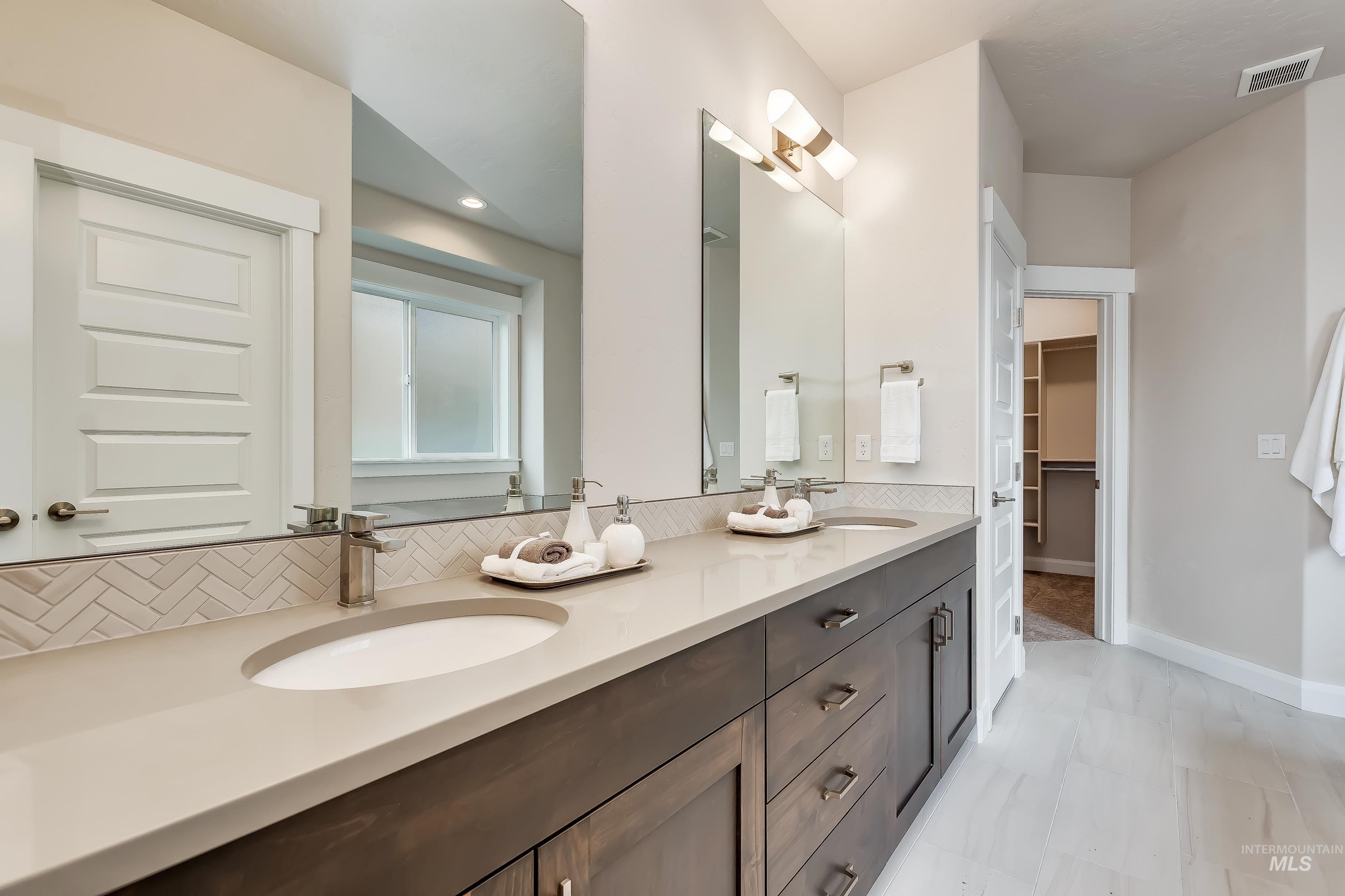98979286 Property Photo 18