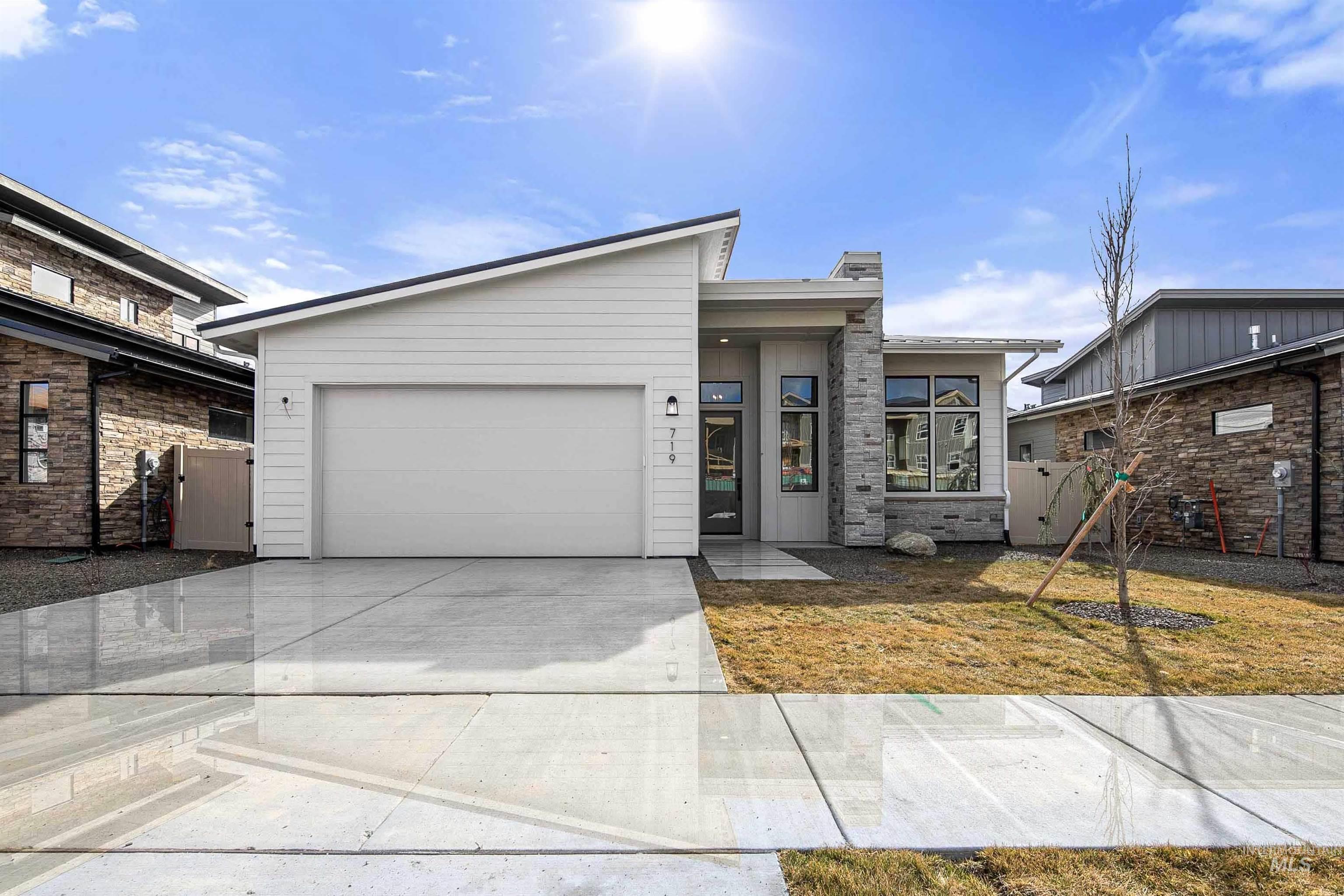 719 W Wrangler Property Photo 1