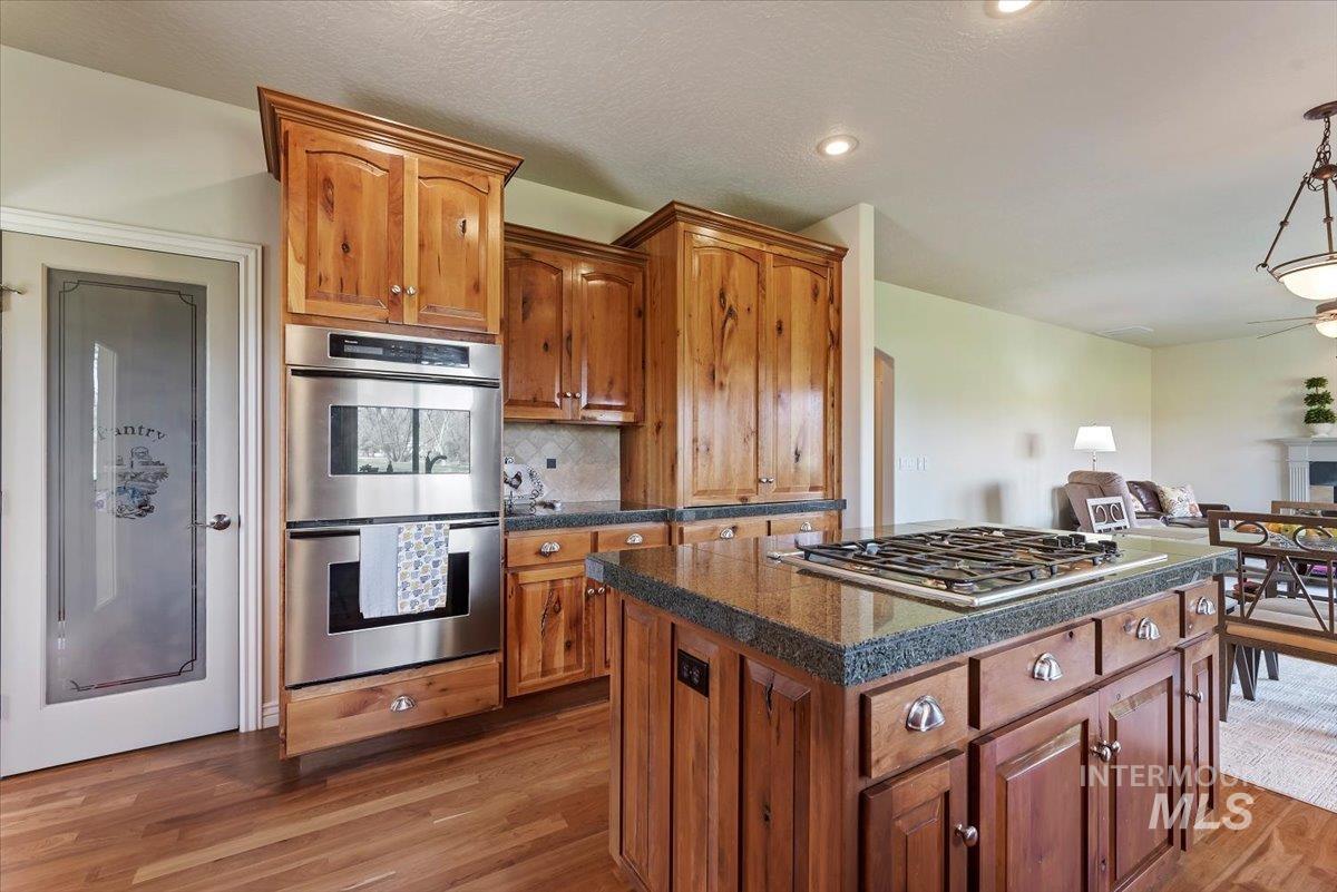 1104 W Colchester Drive Property Photo 14