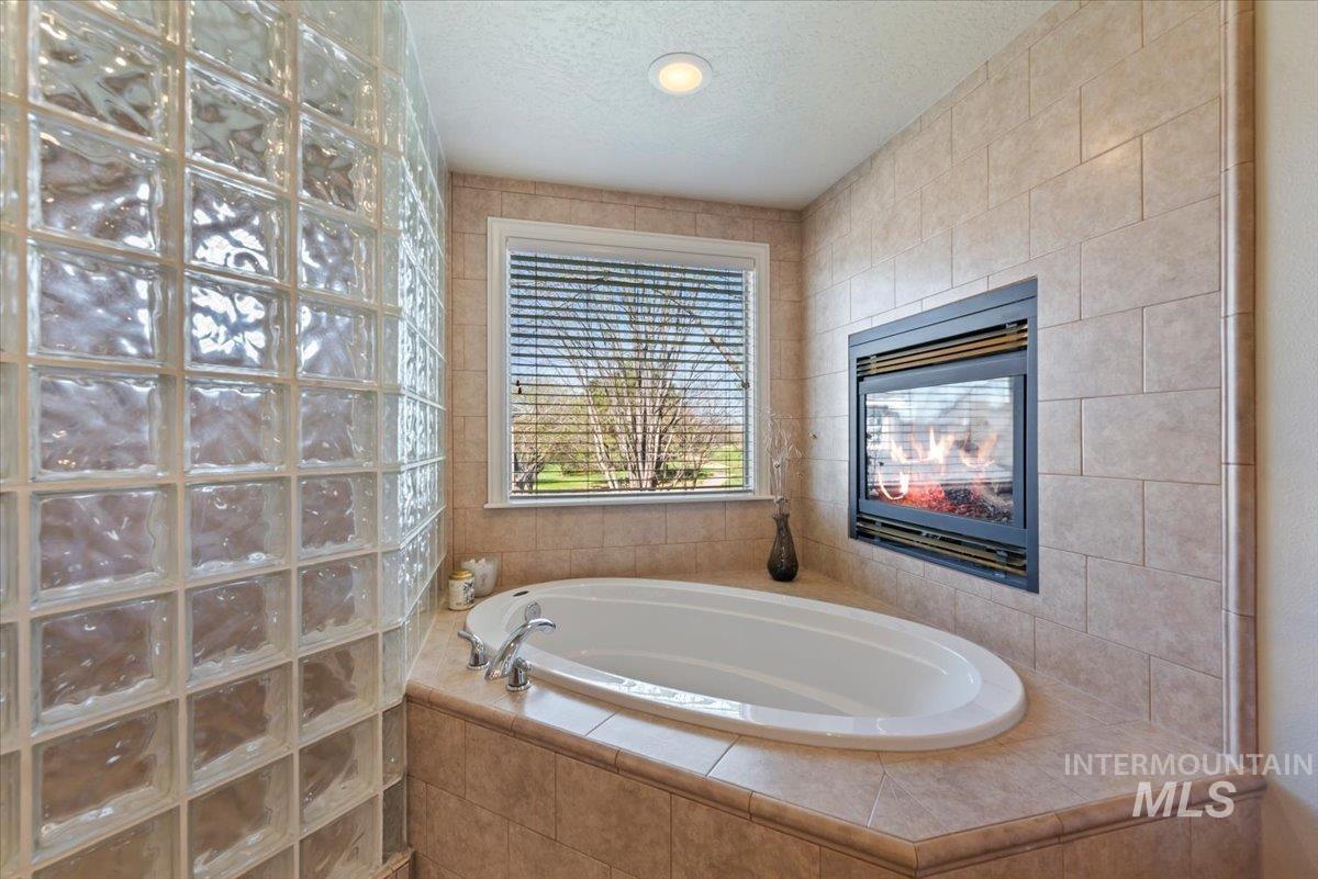 1104 W Colchester Drive Property Photo 26