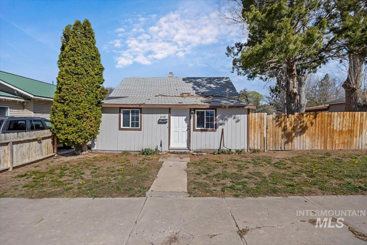 308 E Avenue E Property Photo 1