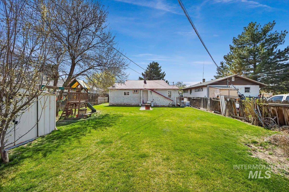 304 E 5th Property Photo 16