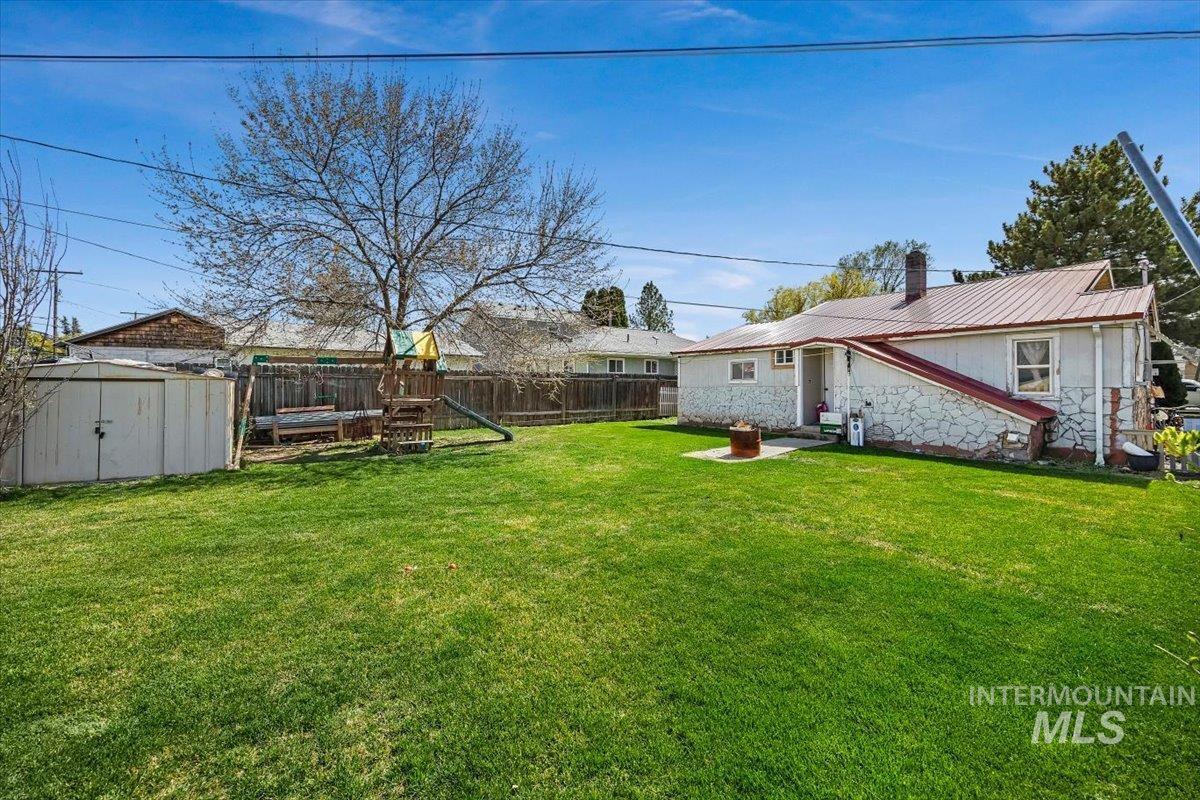 304 E 5th Property Photo 18