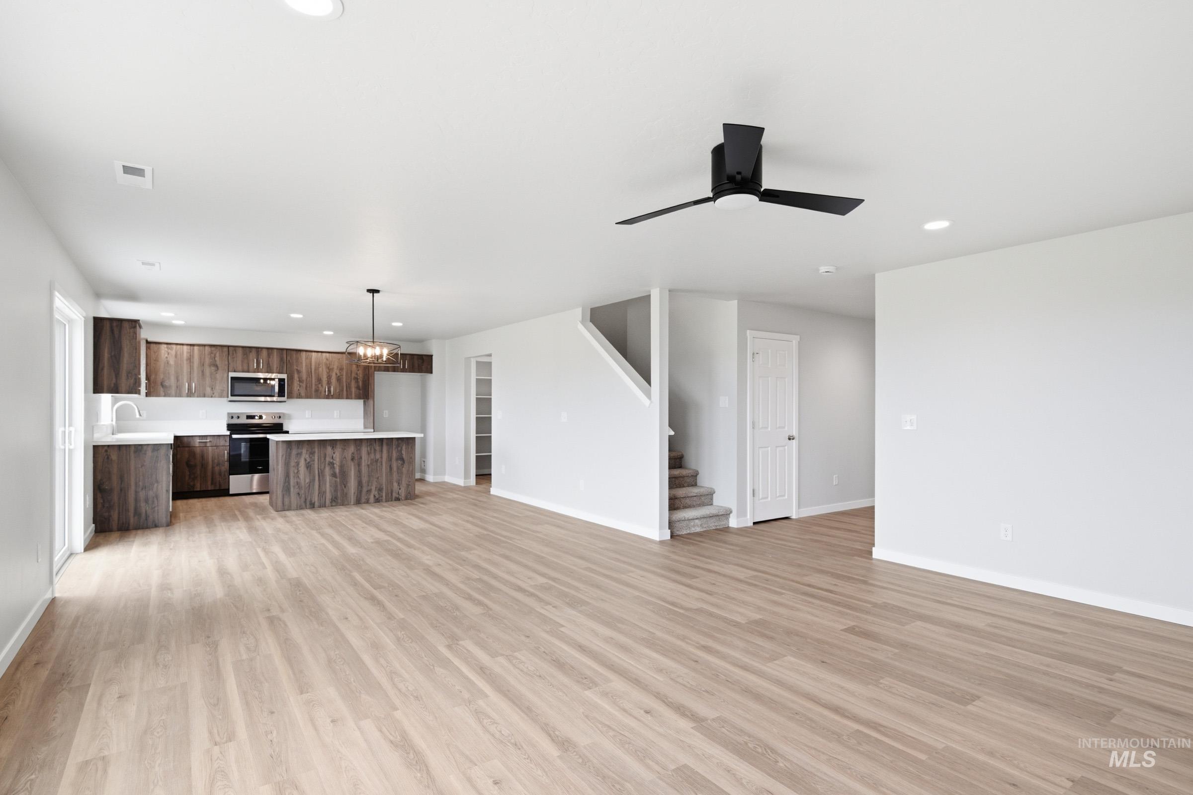 1070 Woods Bog Ave Property Photo 12