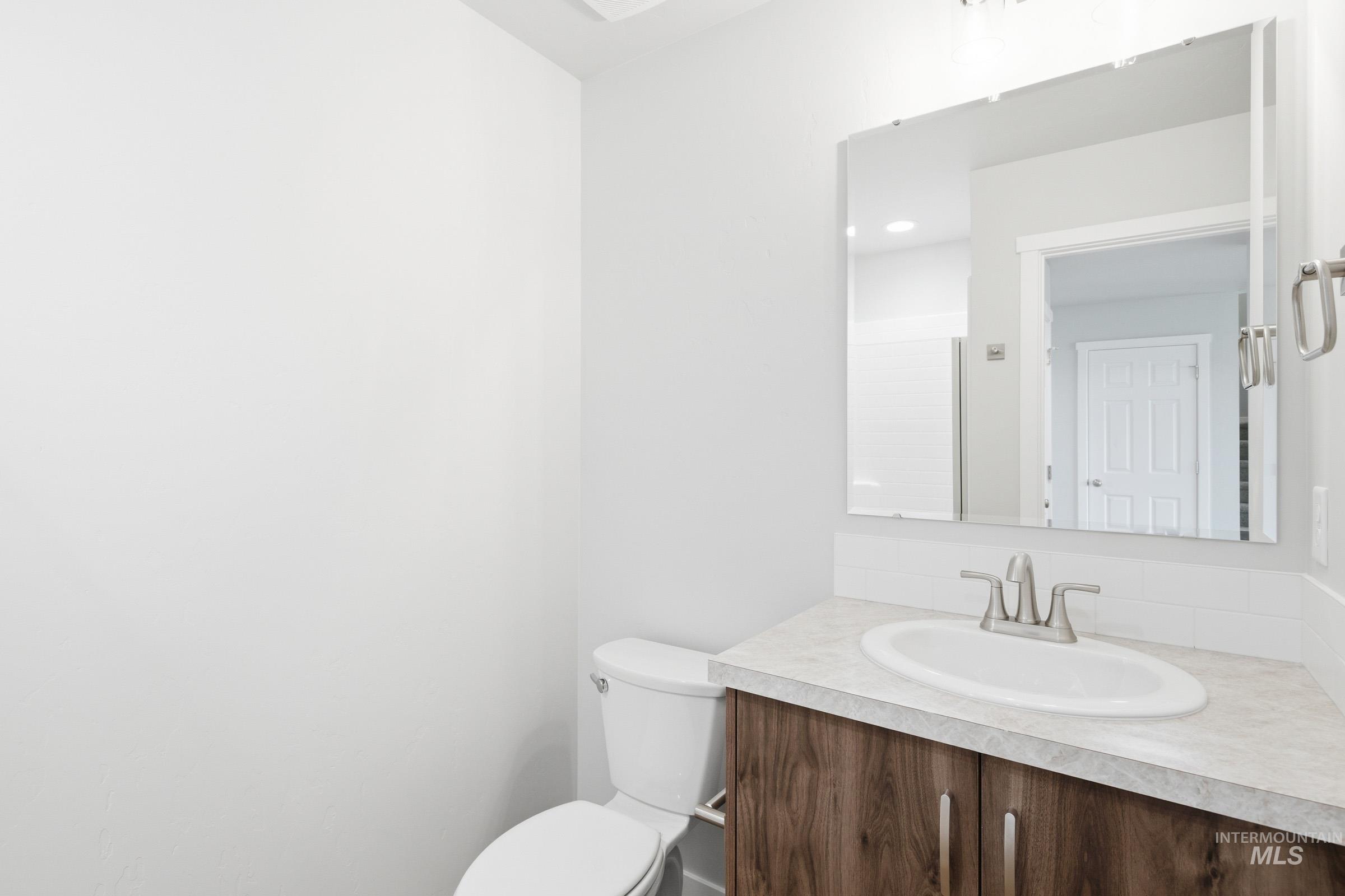 1070 Woods Bog Ave Property Photo 14