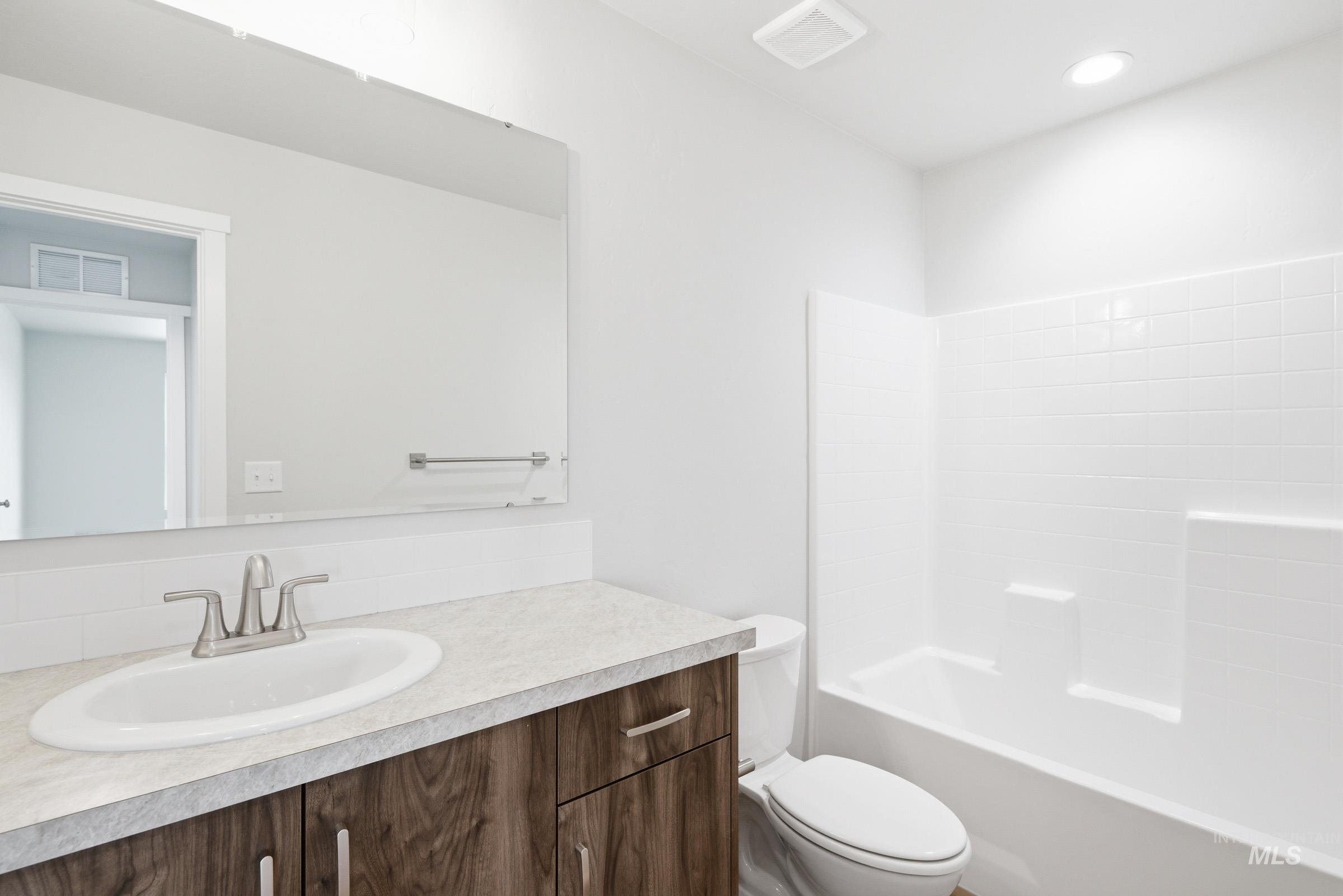 1070 Woods Bog Ave Property Photo 24