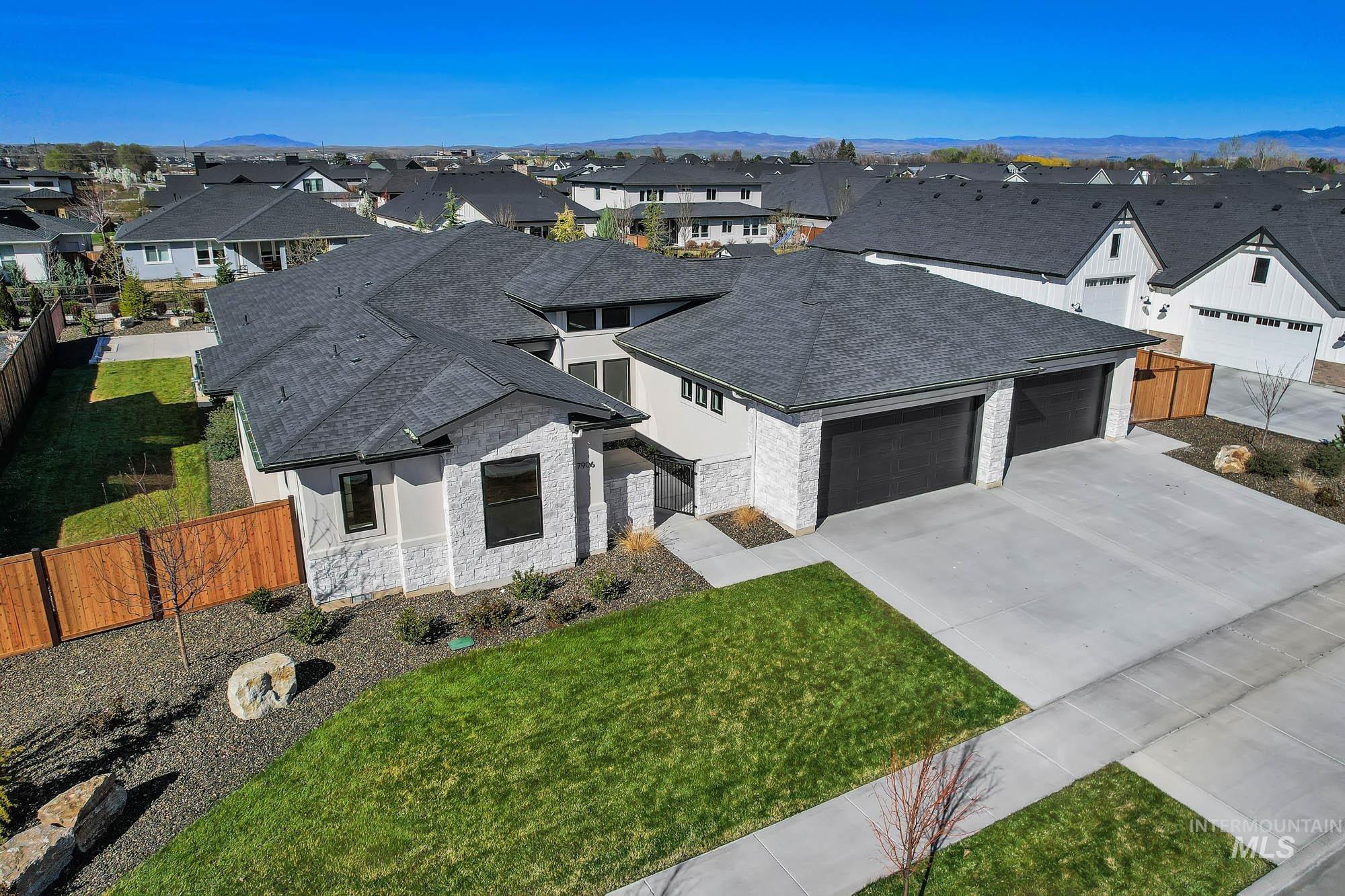 7906 W Heugh Ln Property Photo 2