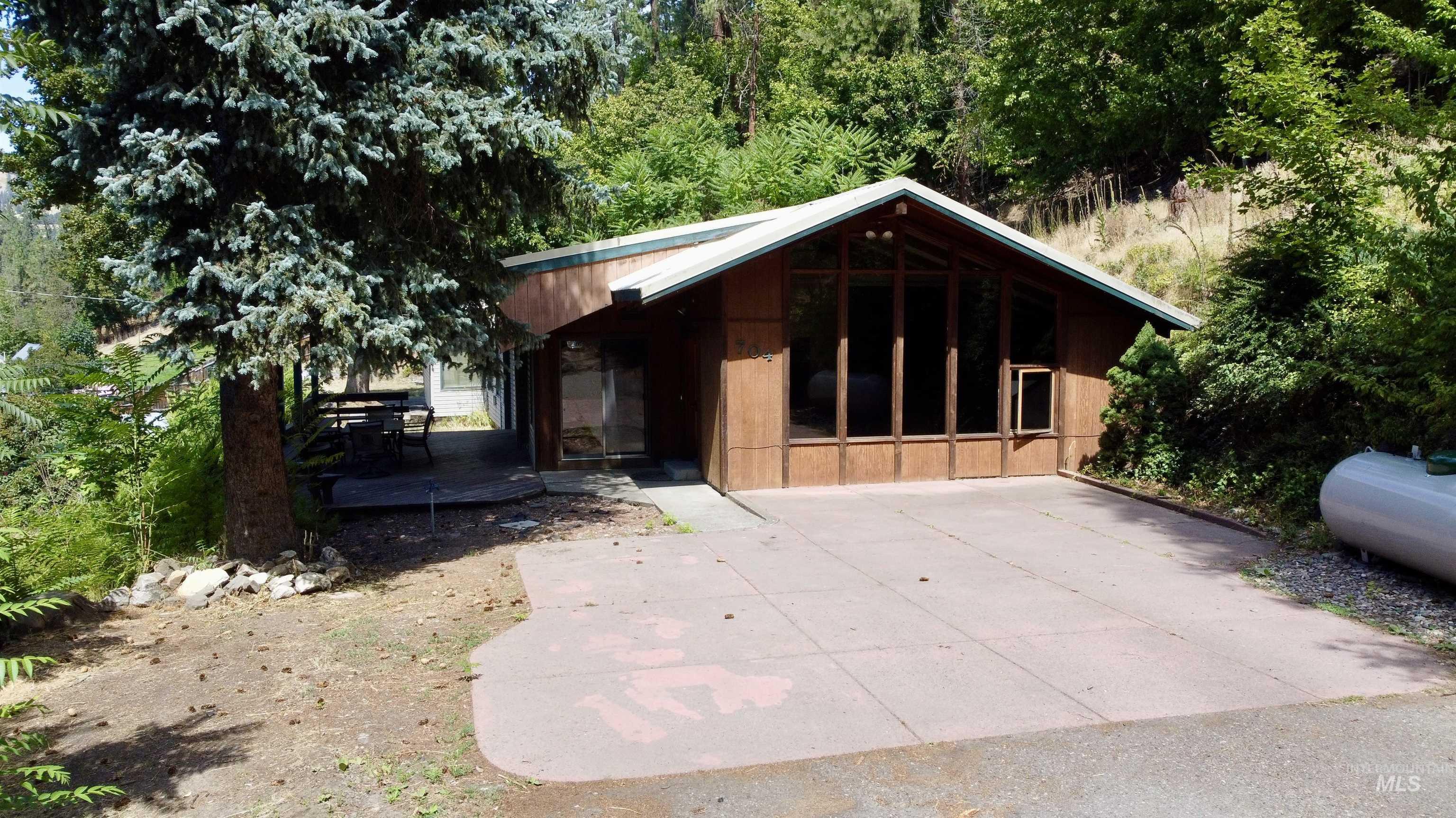704 Floyd Avenue Property Photo 2
