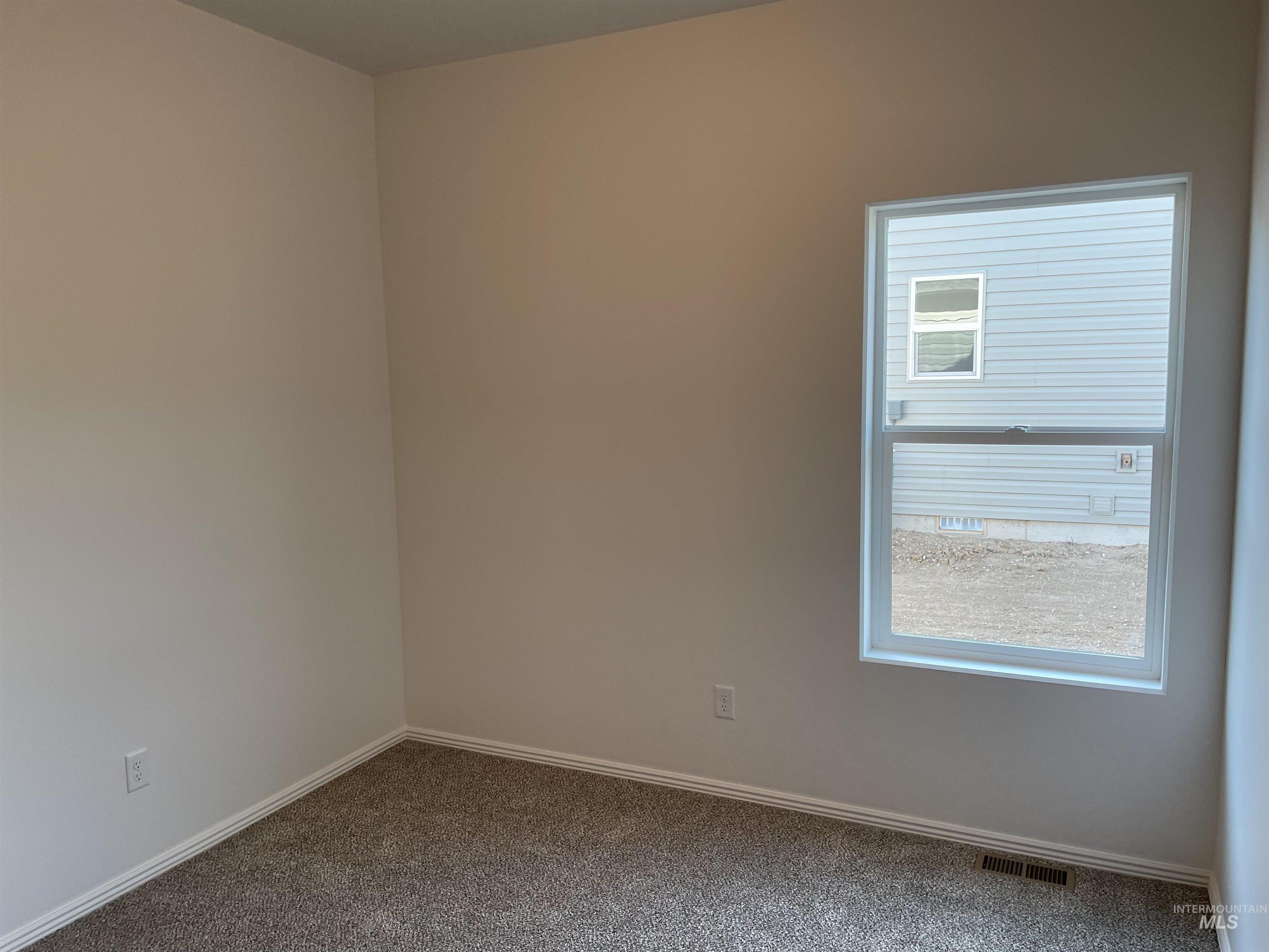 933 Roen Rd Property Photo 7