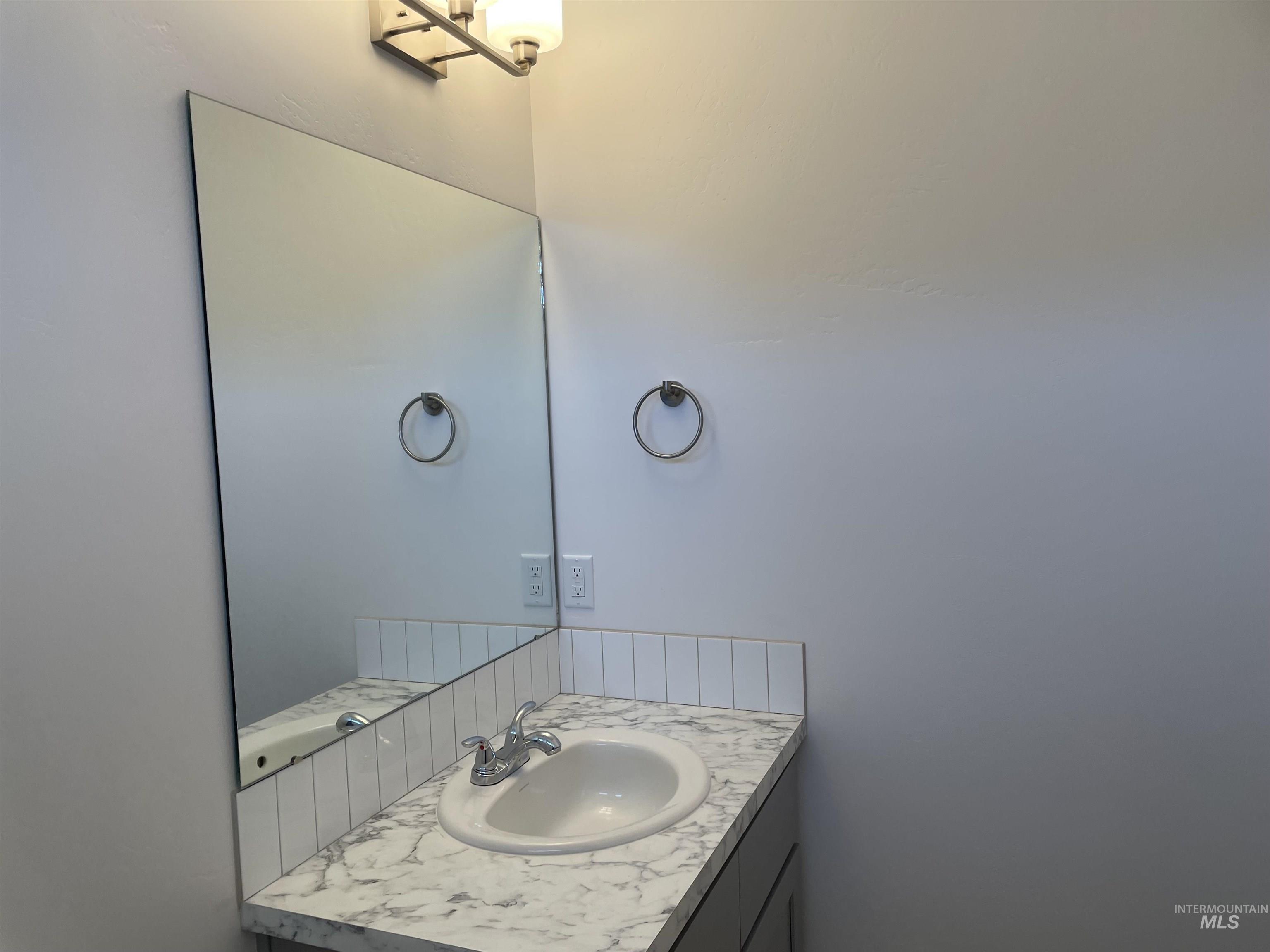 933 Roen Rd Property Photo 10