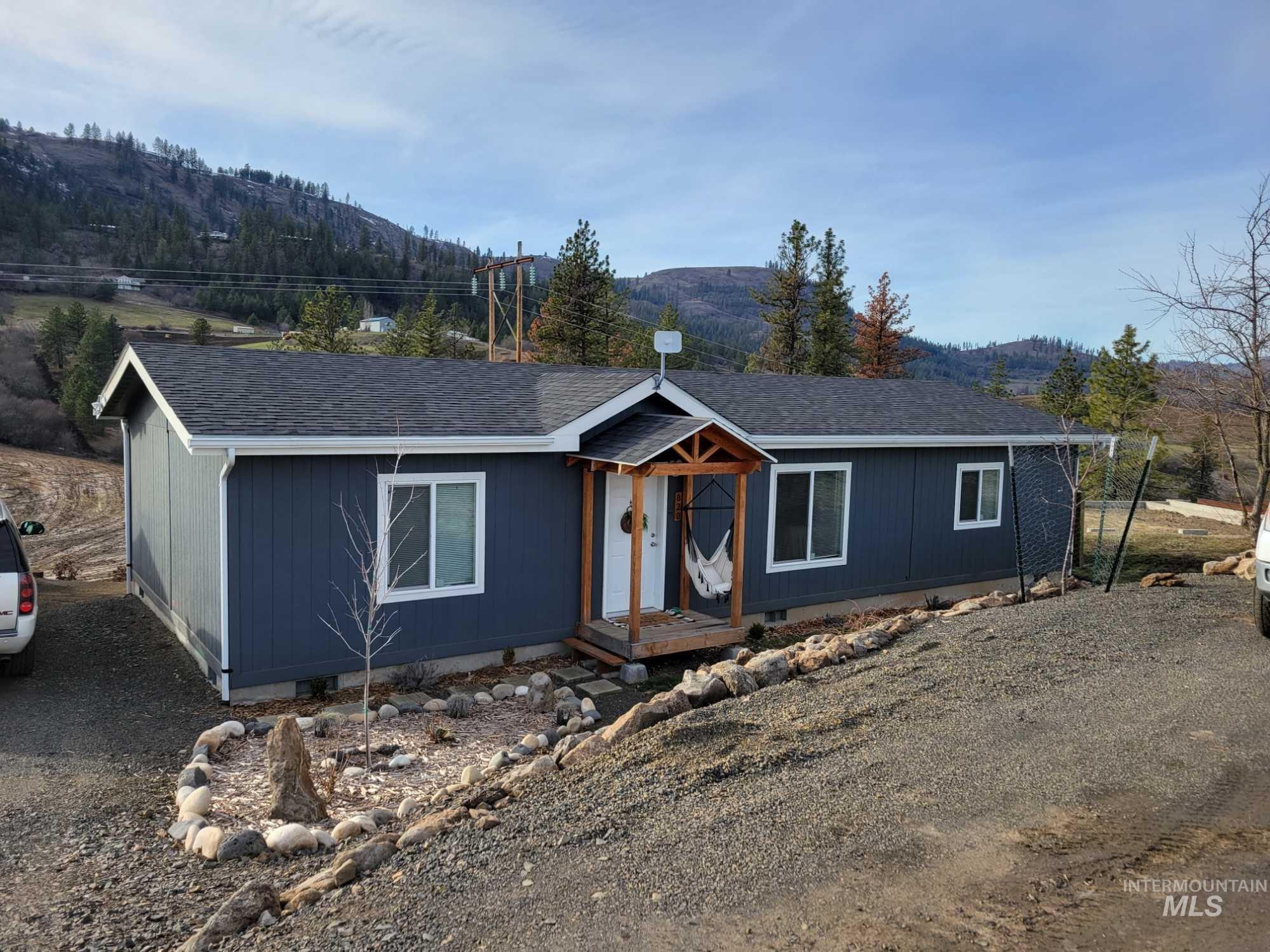820 Crest Drive Property Photo 1