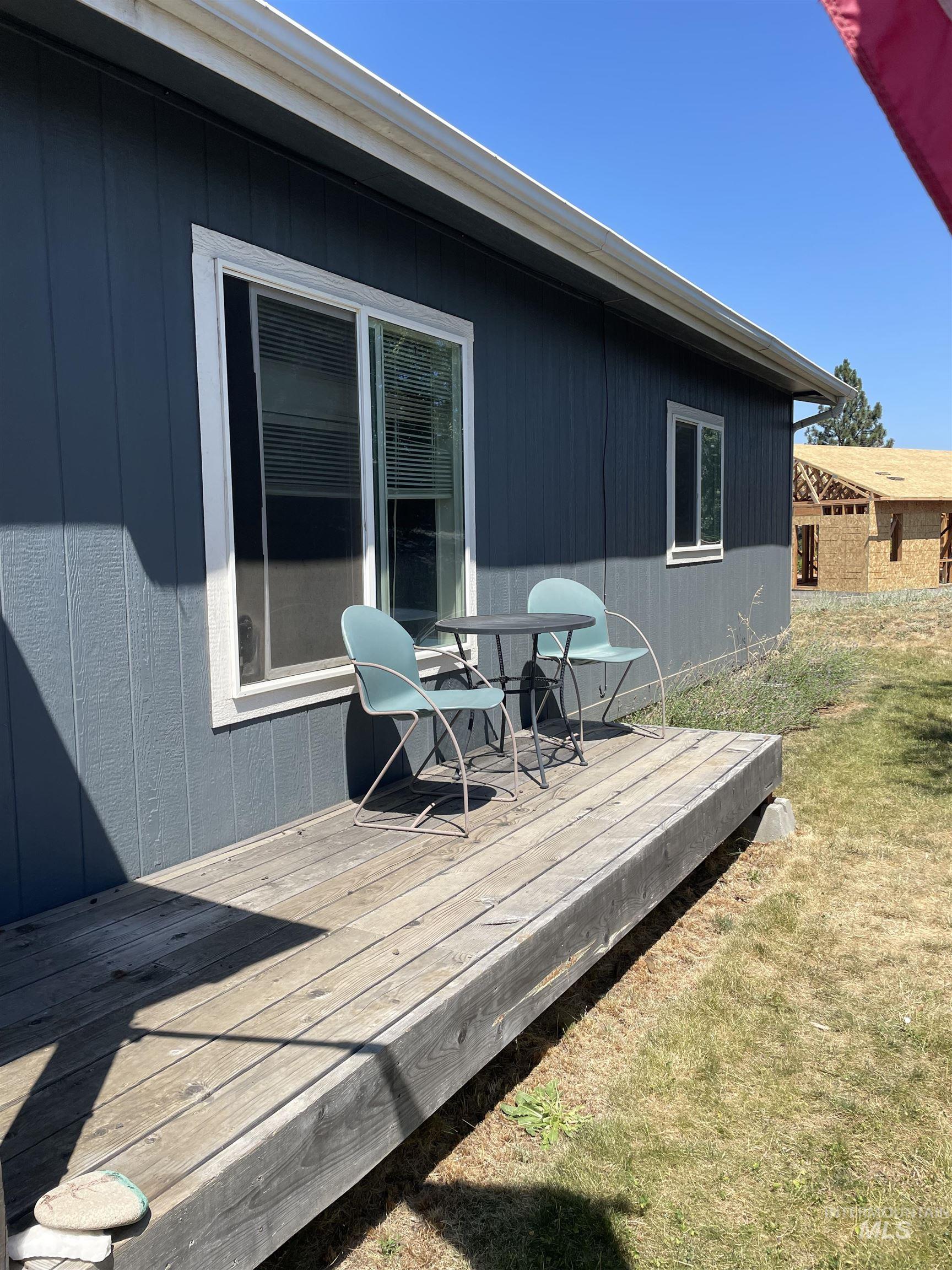 820 Crest Drive Property Photo 3