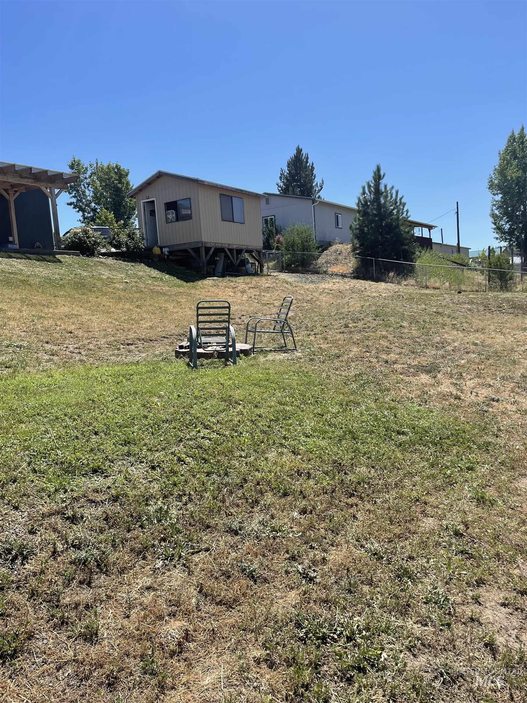 820 Crest Drive Property Photo 4