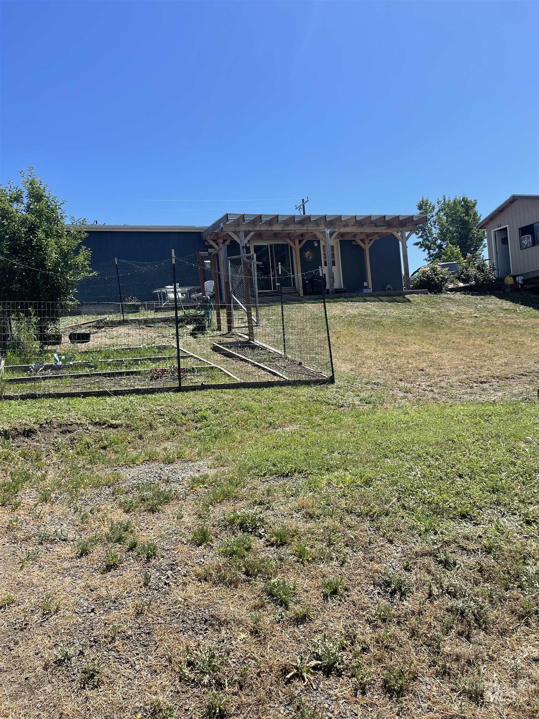 820 Crest Drive Property Photo 6