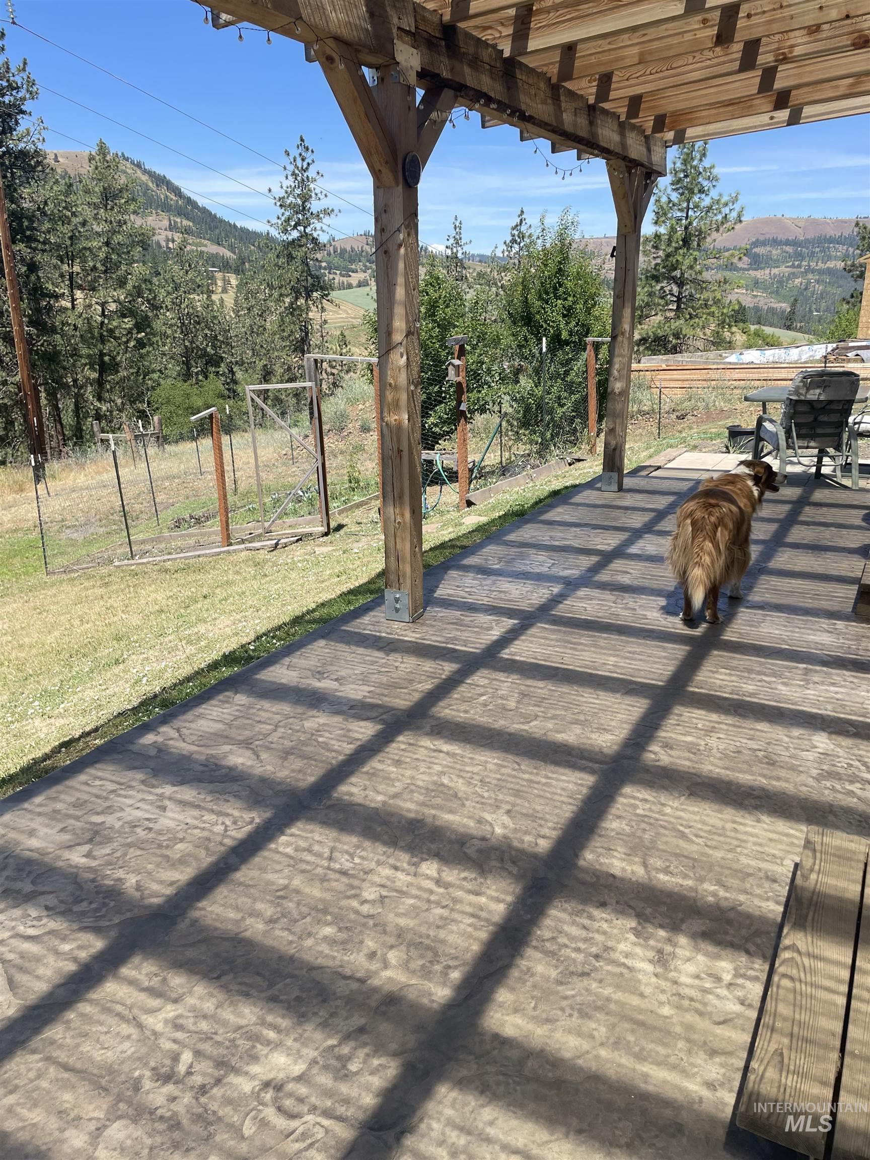 820 Crest Drive Property Photo 8