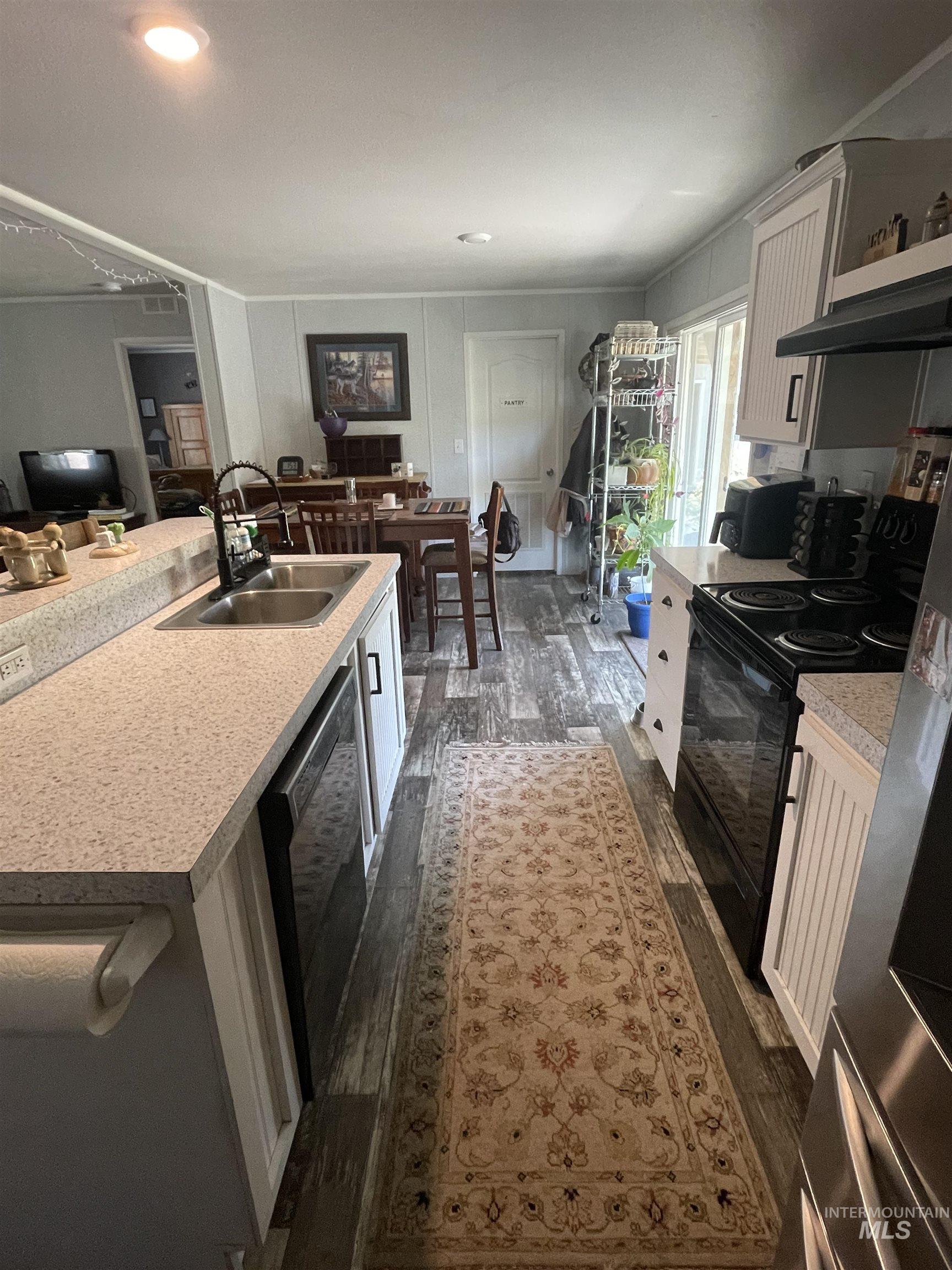 820 Crest Drive Property Photo 14
