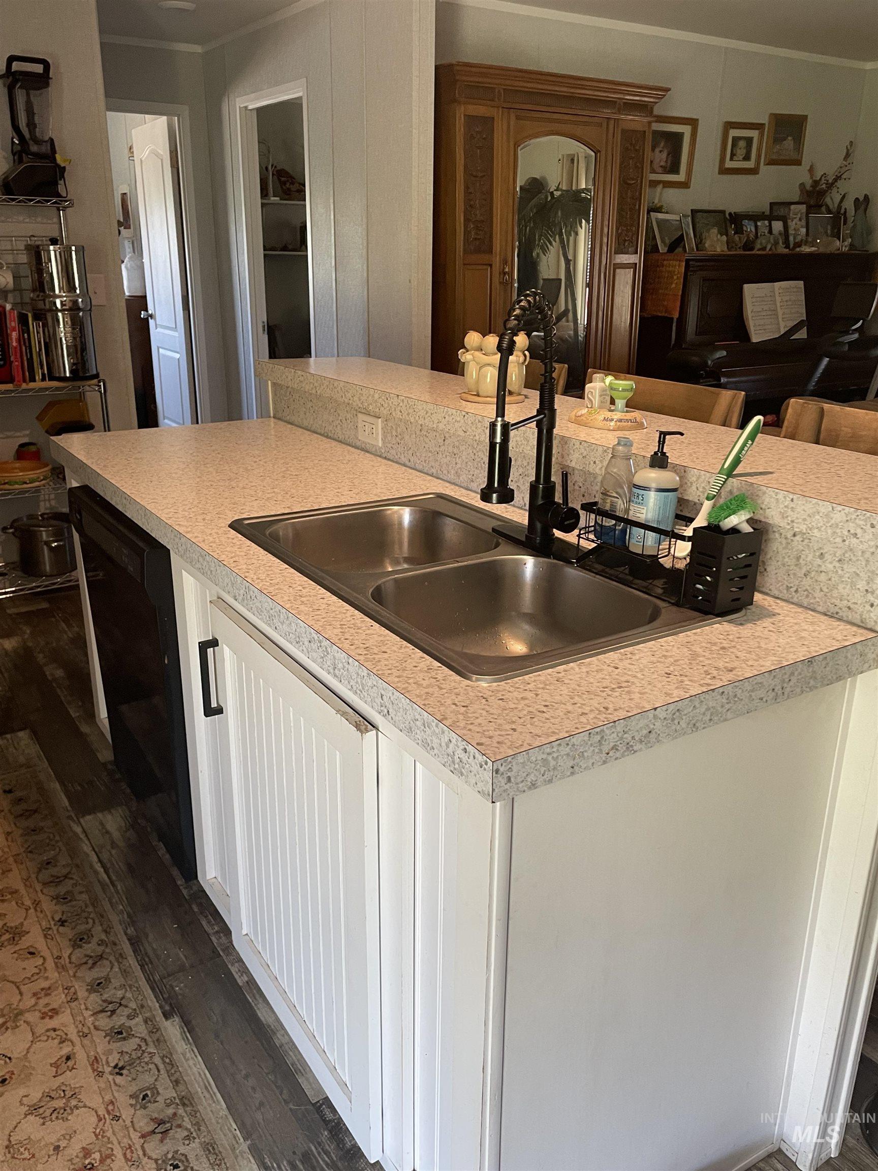 820 Crest Drive Property Photo 16