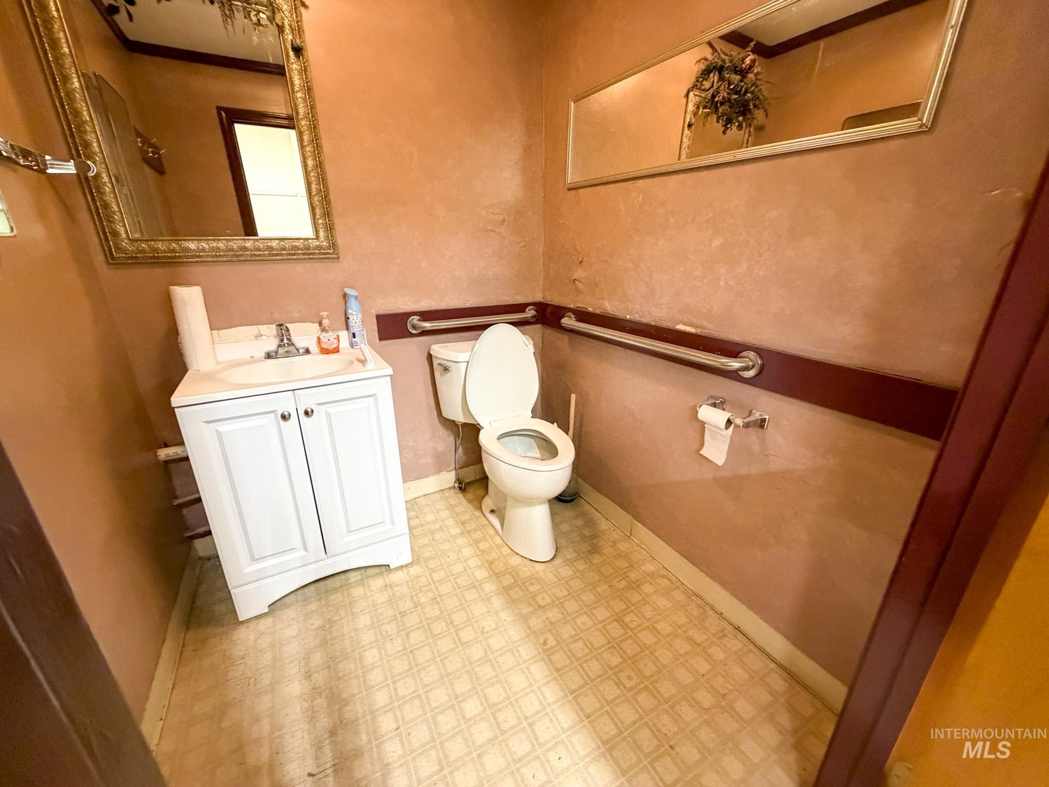 1241 Overland Ave Property Photo 4