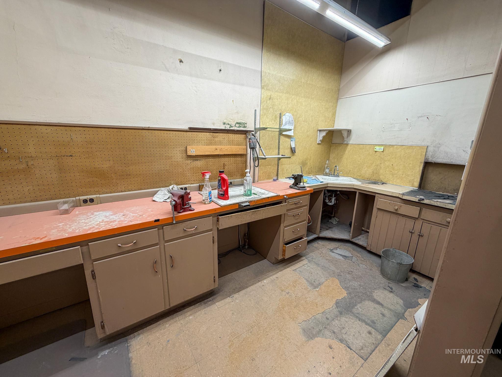 1241 Overland Ave Property Photo 6